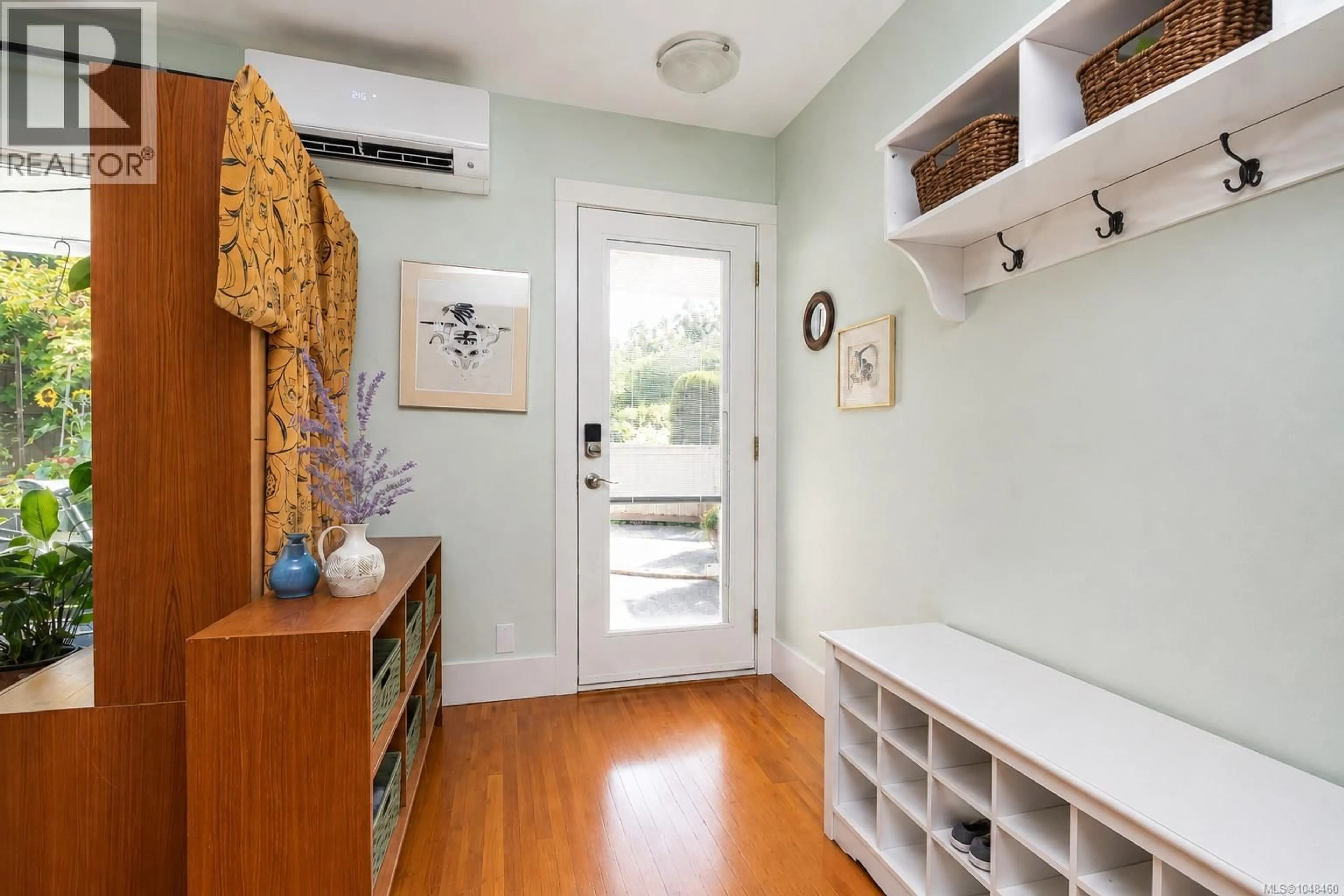 Indoor entryway for 104 - 724 SEA TERRACE, Victoria British Columbia V9A3R6