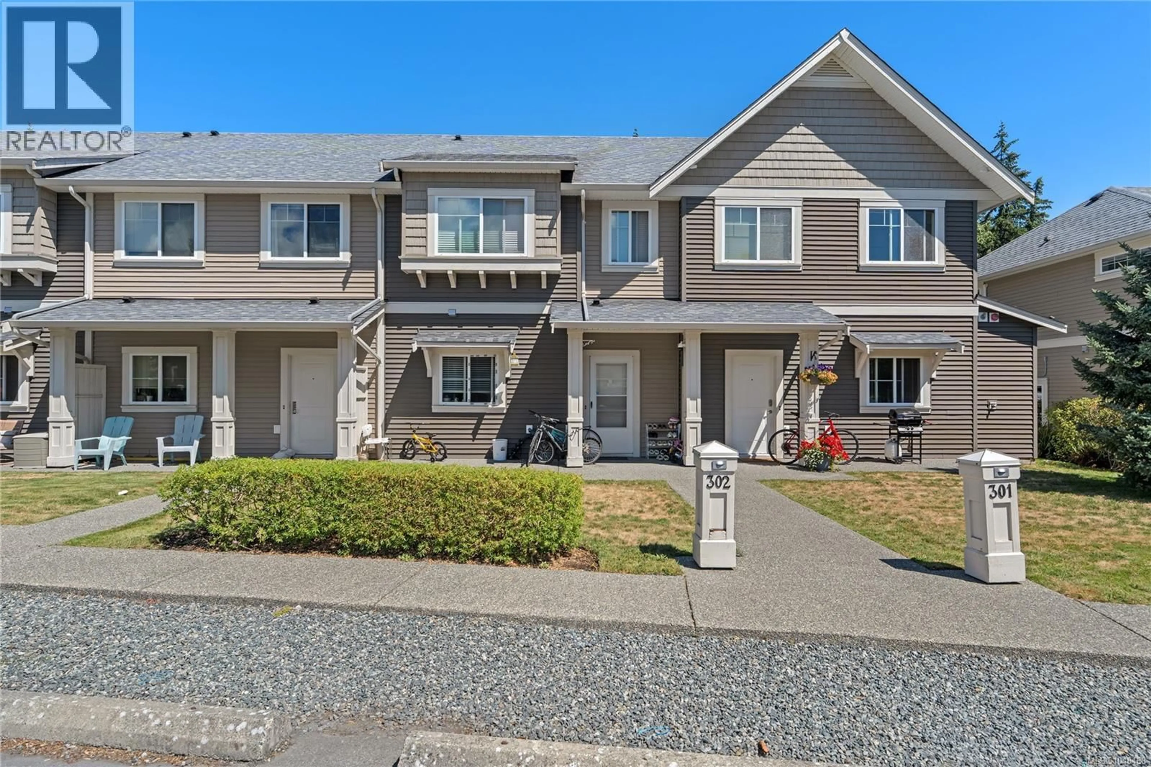 Home with vinyl exterior material, street for 302 - 1675 CRESCENT VIEW DRIVE, Nanaimo British Columbia V9S0A8