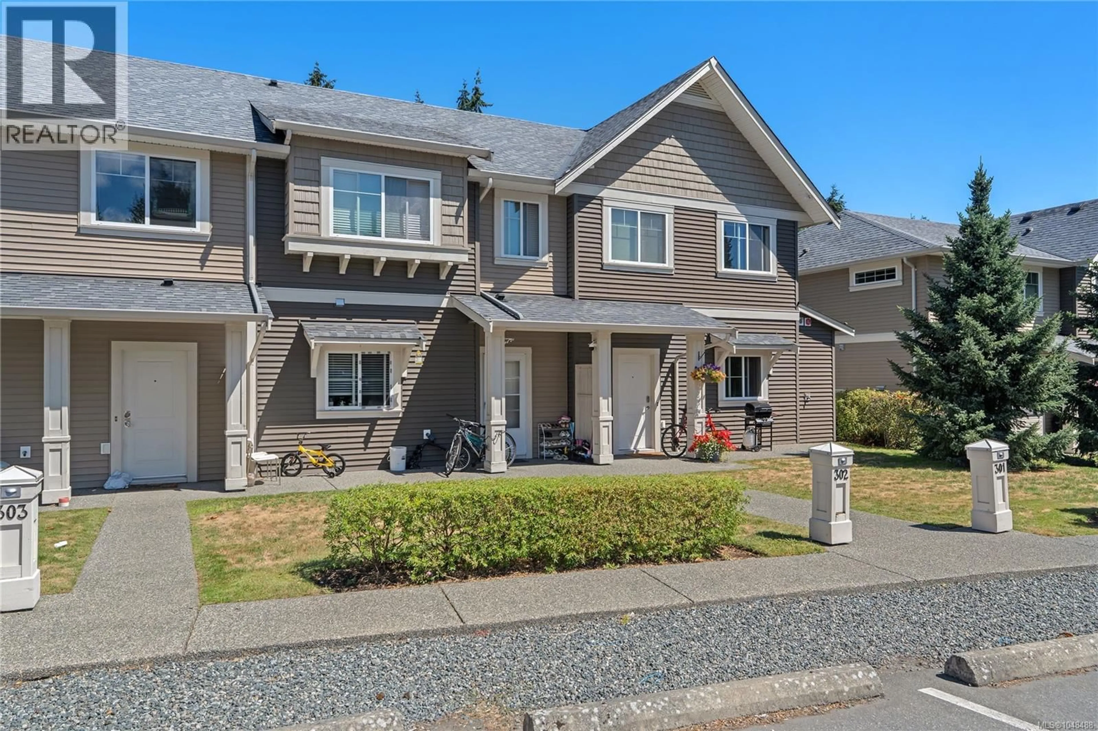 Home with vinyl exterior material, street for 302 - 1675 CRESCENT VIEW DRIVE, Nanaimo British Columbia V9S0A8