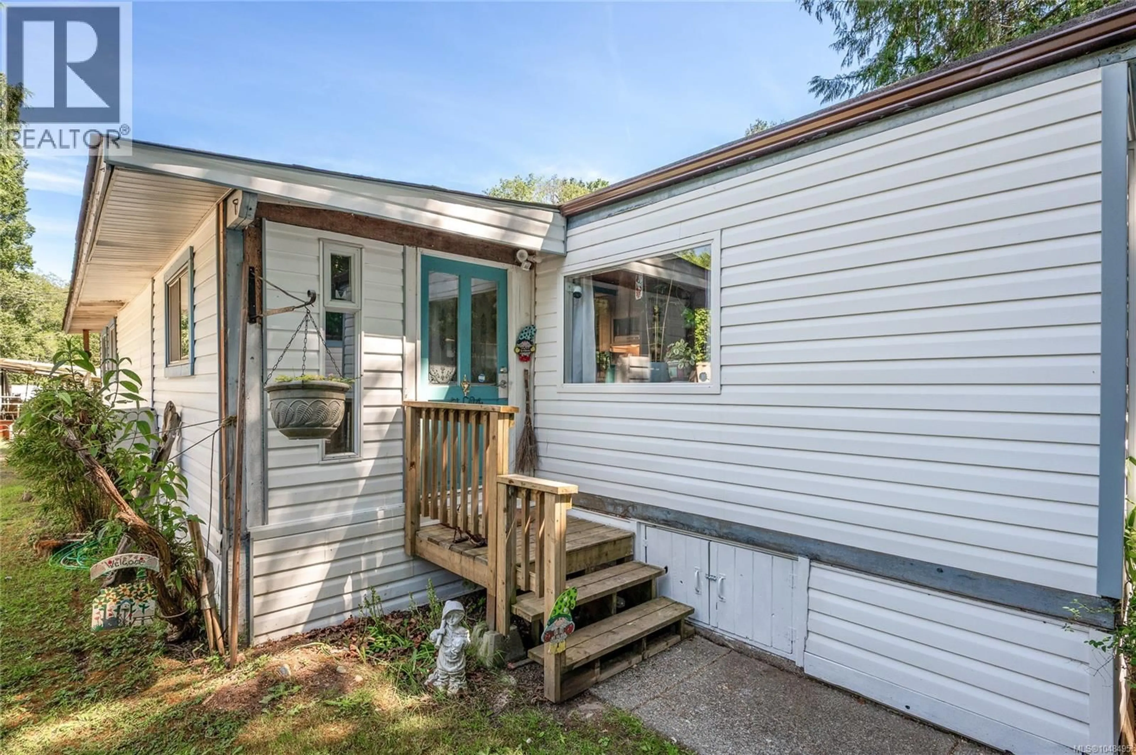 Home with vinyl exterior material, street for 1520 MASON TRAIL, Parksville British Columbia V9P1X9