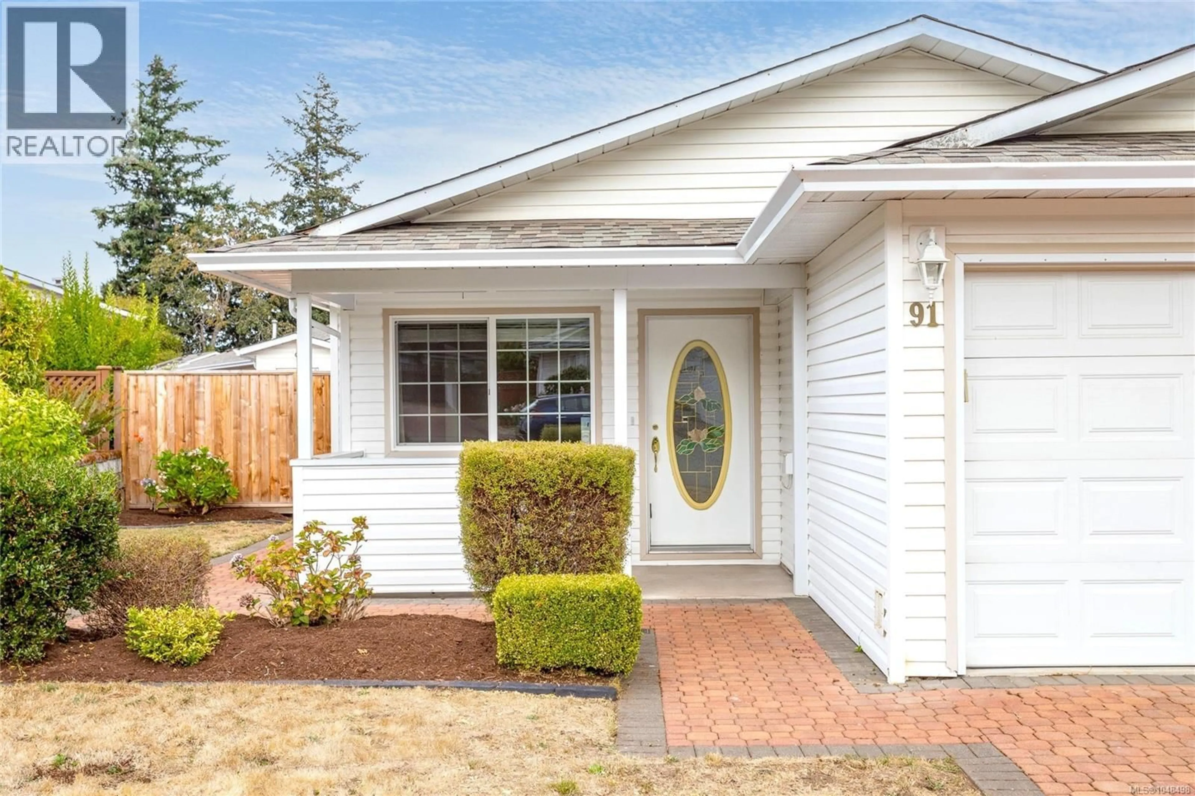 Home with vinyl exterior material, street for 91 RAVEN COURT, Esquimalt British Columbia V9A7N6