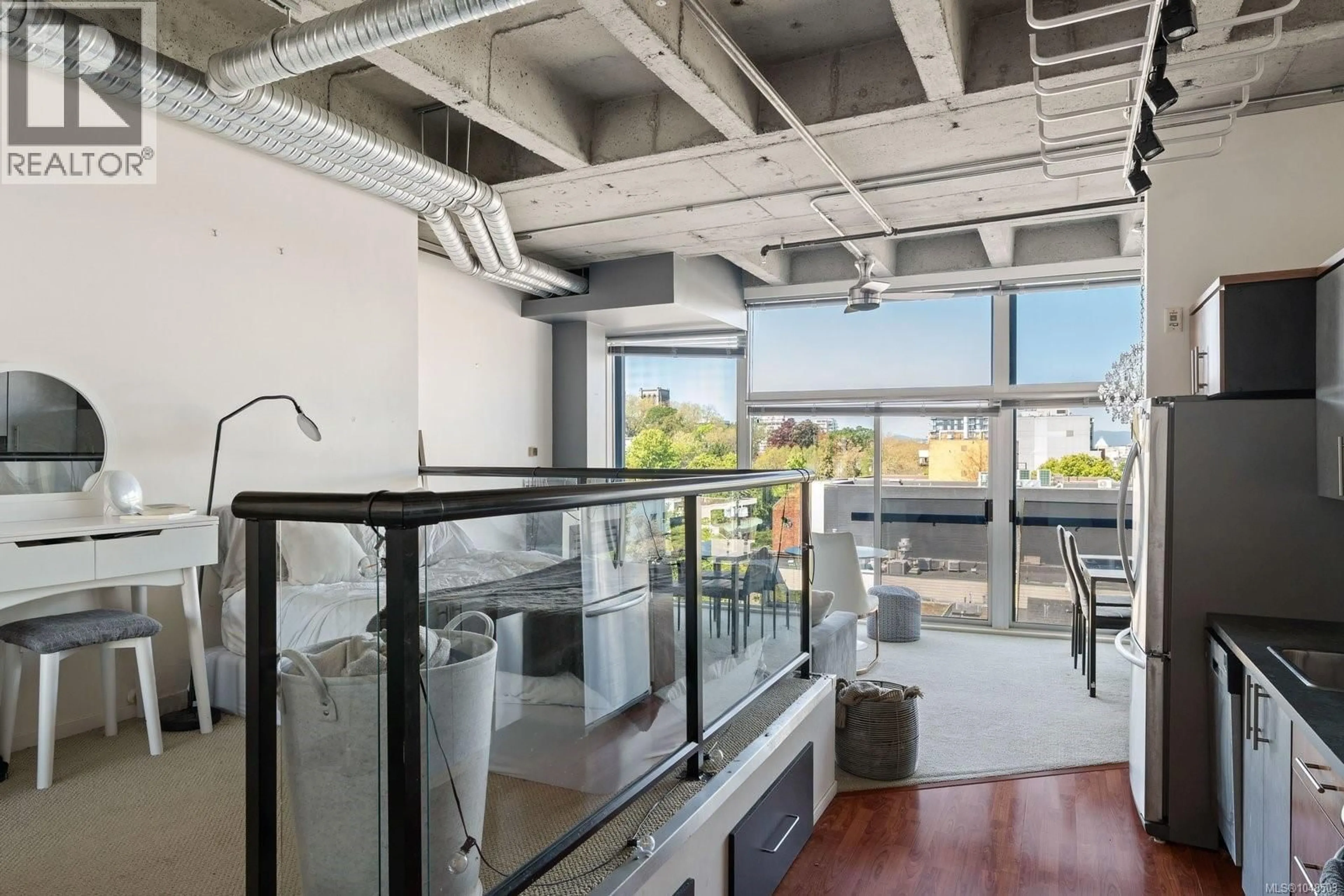 Indoor foyer for 511 - 1061 FORT STREET, Victoria British Columbia V8V5A1