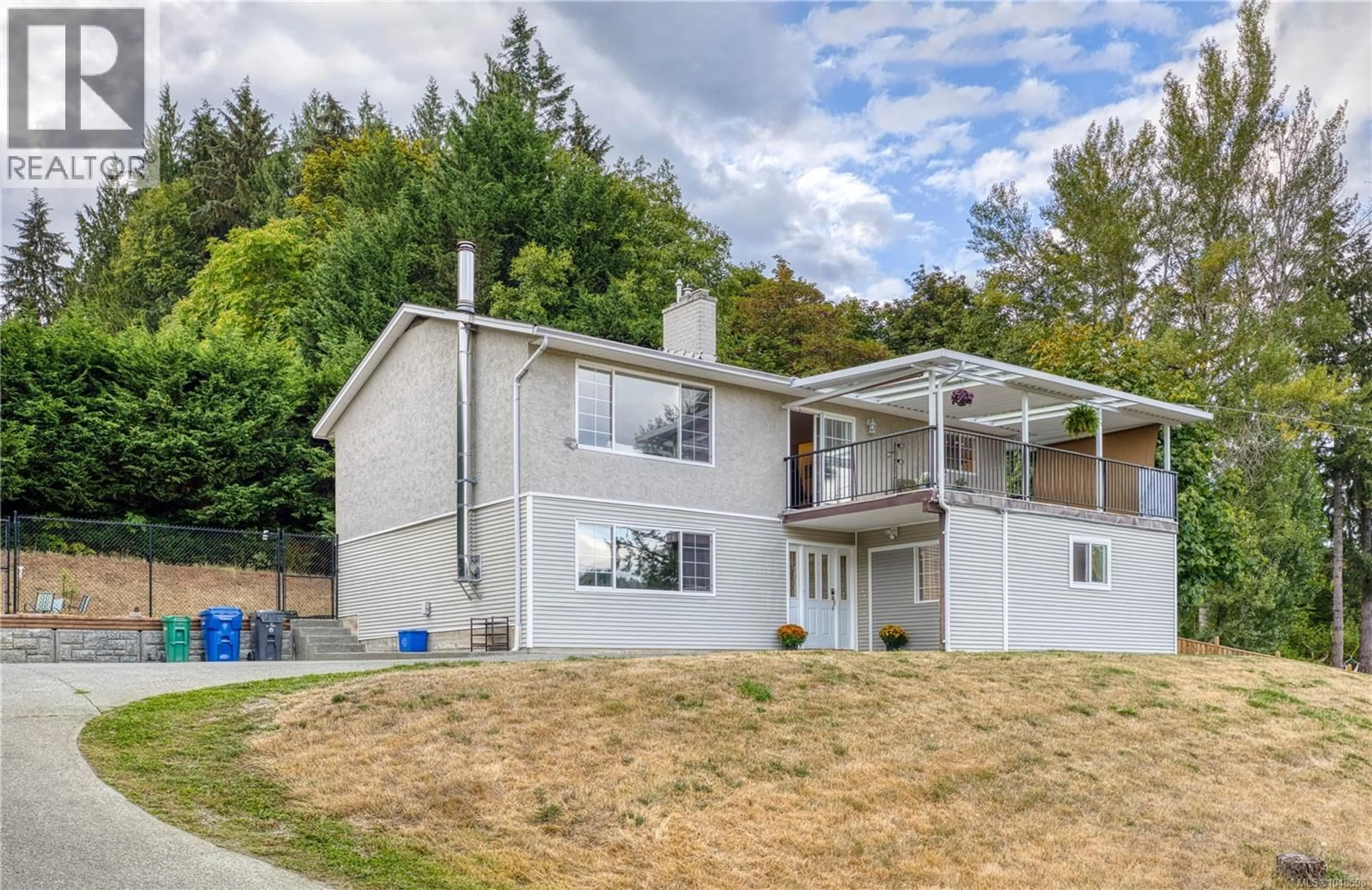 Home with vinyl exterior material, street for 2077 LAKESIDE DRIVE, Nanaimo British Columbia V9X1B5