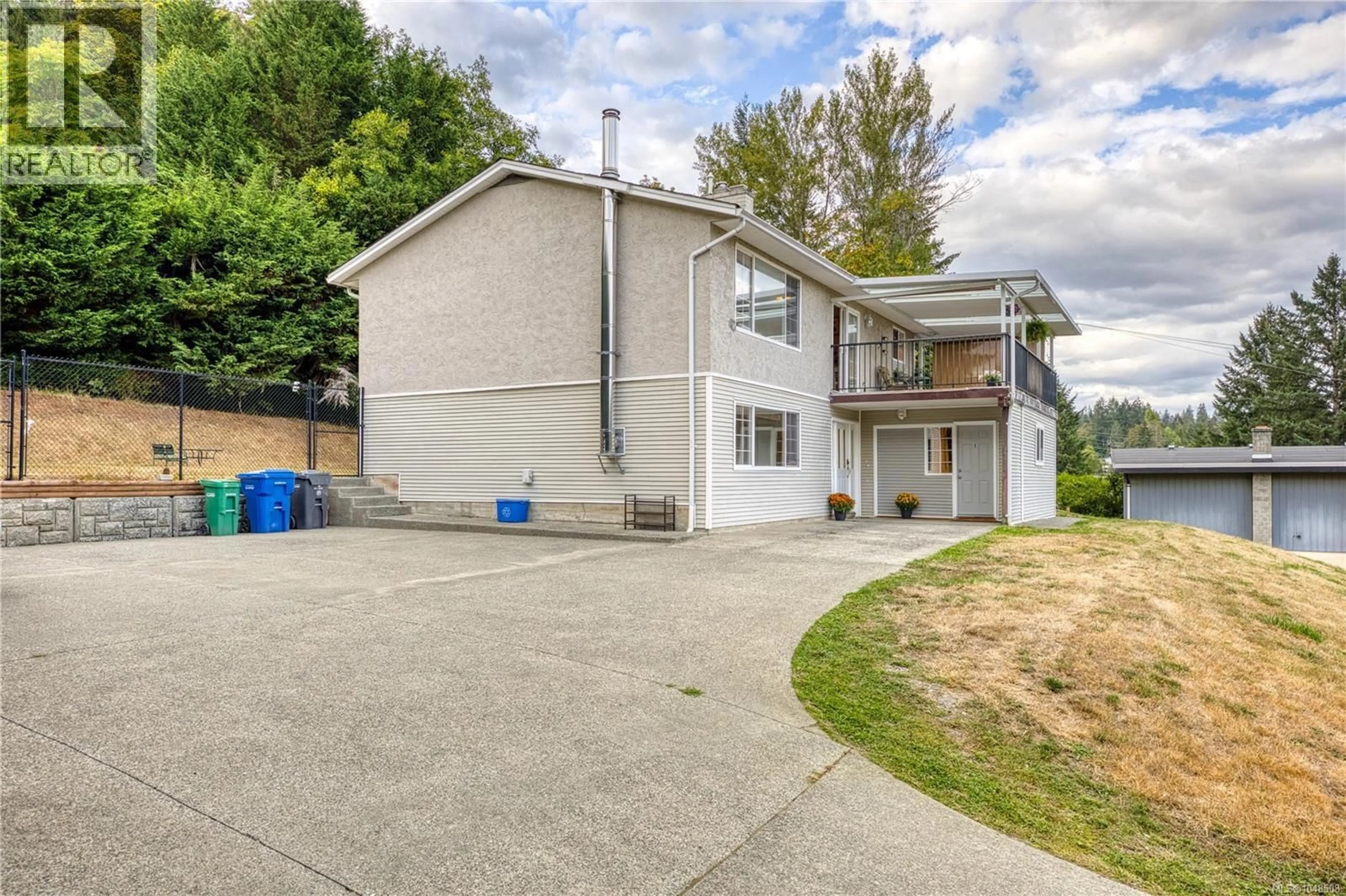 A pic from outside/outdoor area/front of a property/back of a property/a pic from drone, street for 2077 LAKESIDE DRIVE, Nanaimo British Columbia V9X1B5