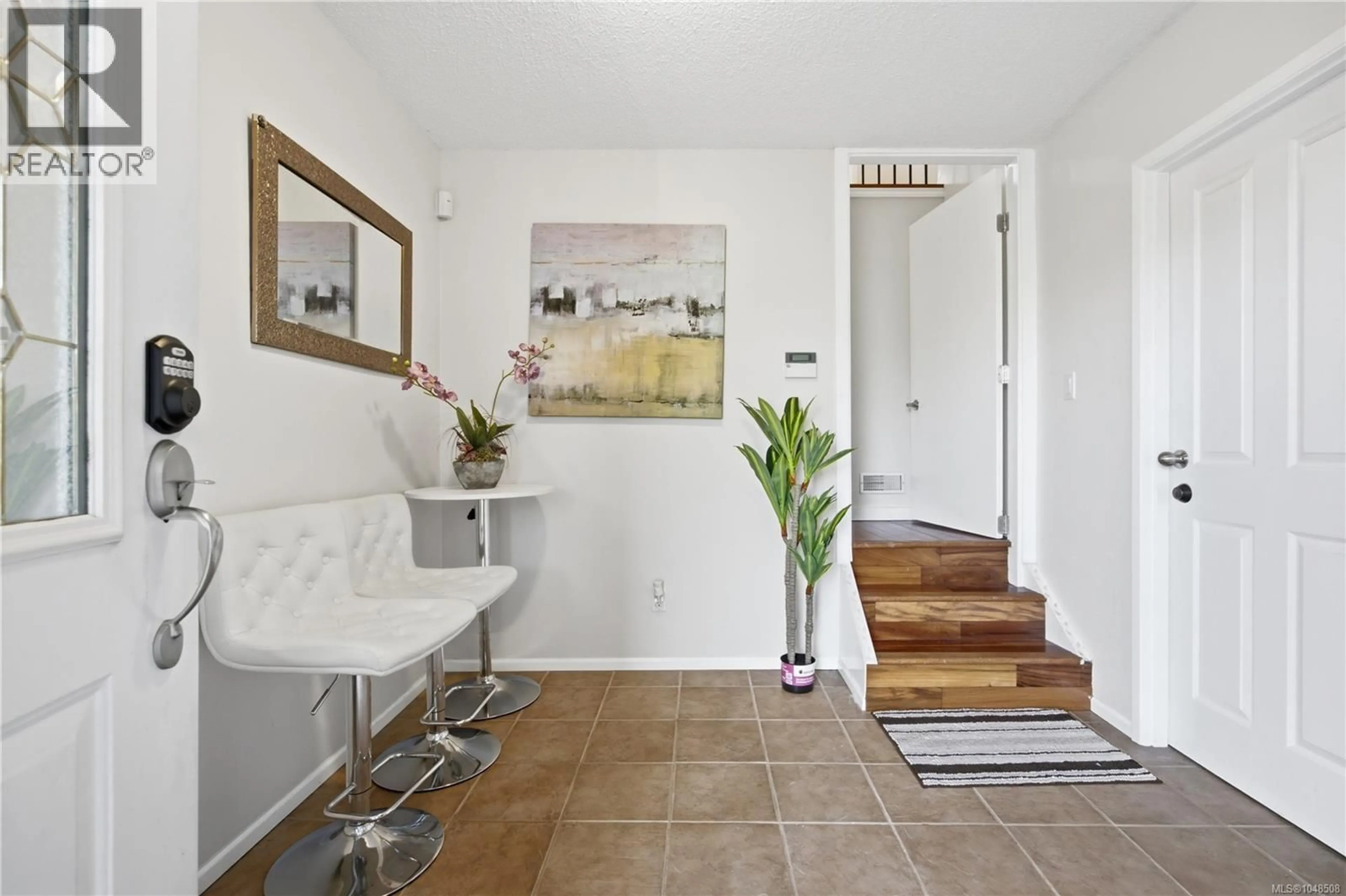 Indoor entryway for 2077 LAKESIDE DRIVE, Nanaimo British Columbia V9X1B5