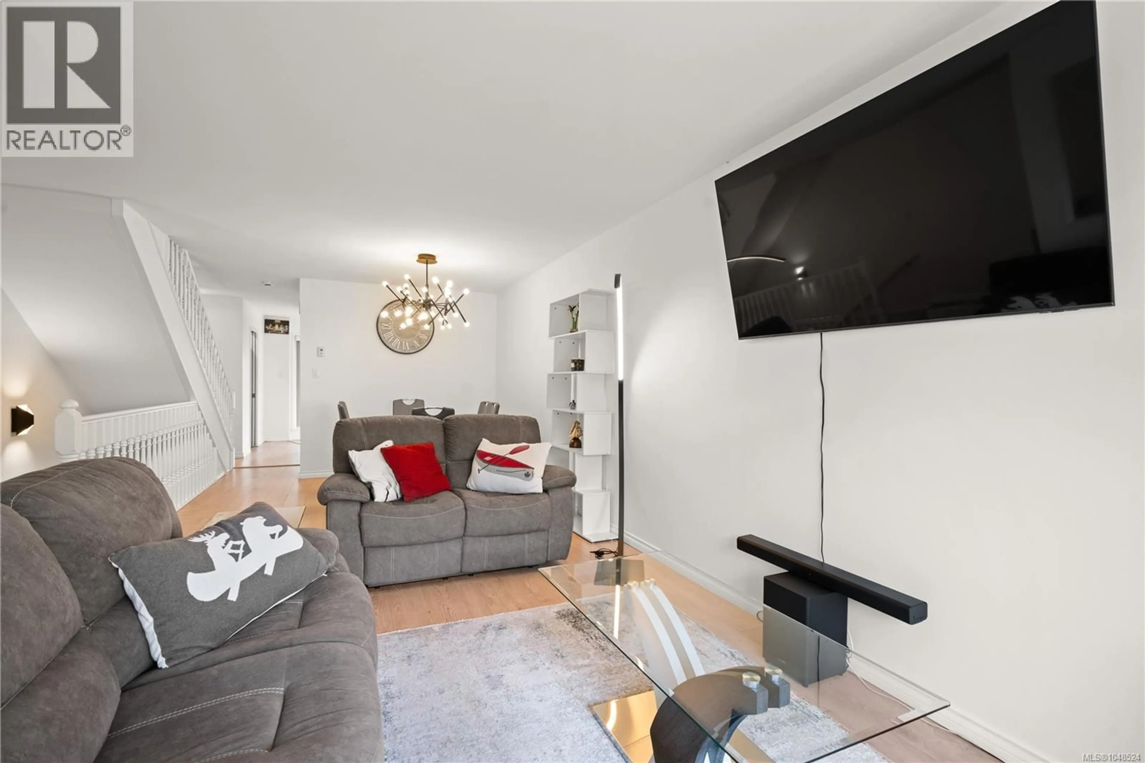 Living room with furniture, unknown for 17 - 478 CULDUTHEL ROAD, Saanich British Columbia V8Z1G1