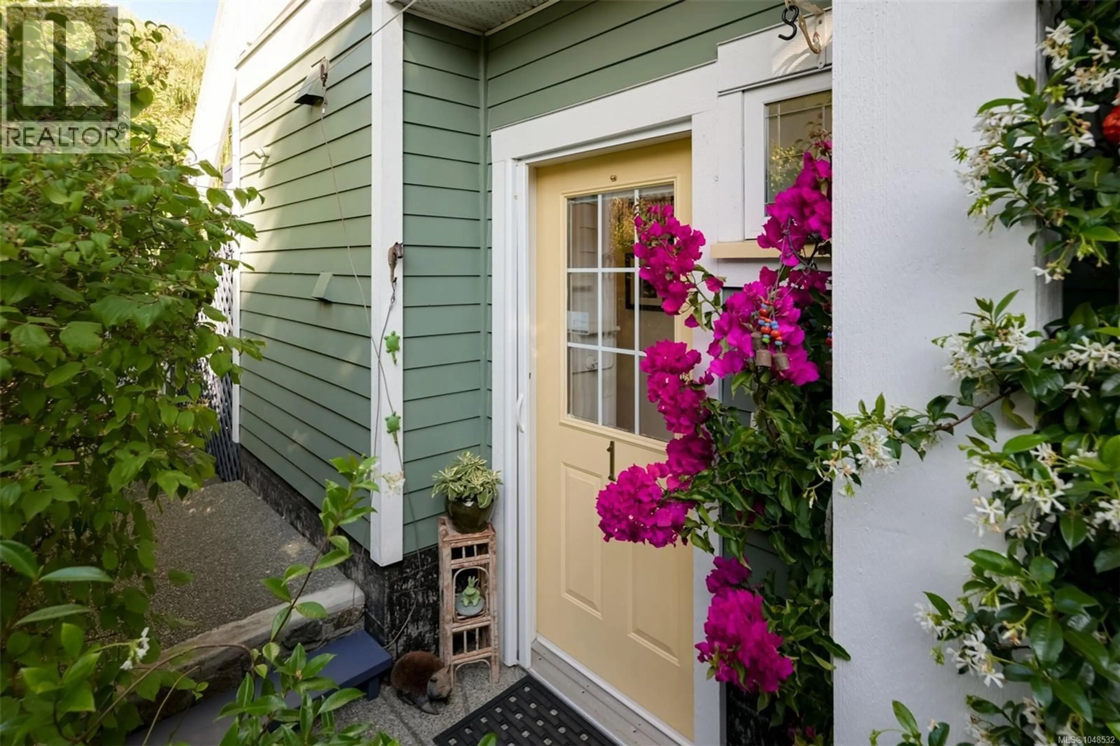 Indoor entryway for 1 - 2116 RICHMOND ROAD, Victoria British Columbia V8R4C4