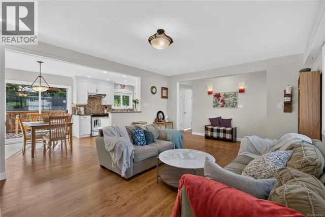 4257 CAREY ROAD, Saanich 5