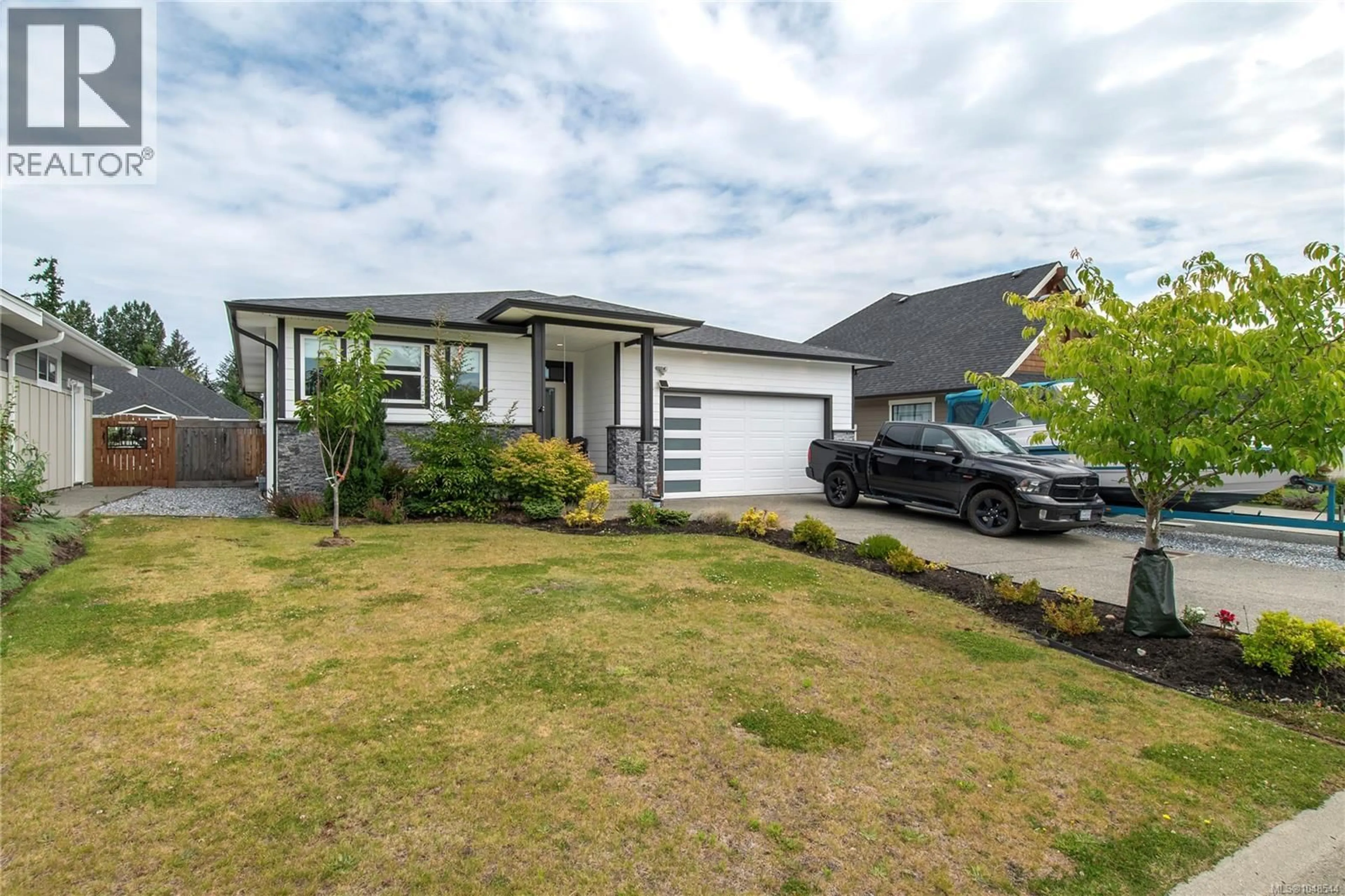 A pic from outside/outdoor area/front of a property/back of a property/a pic from drone, street for 720 SITKA STREET, Campbell River British Columbia V9H0E5