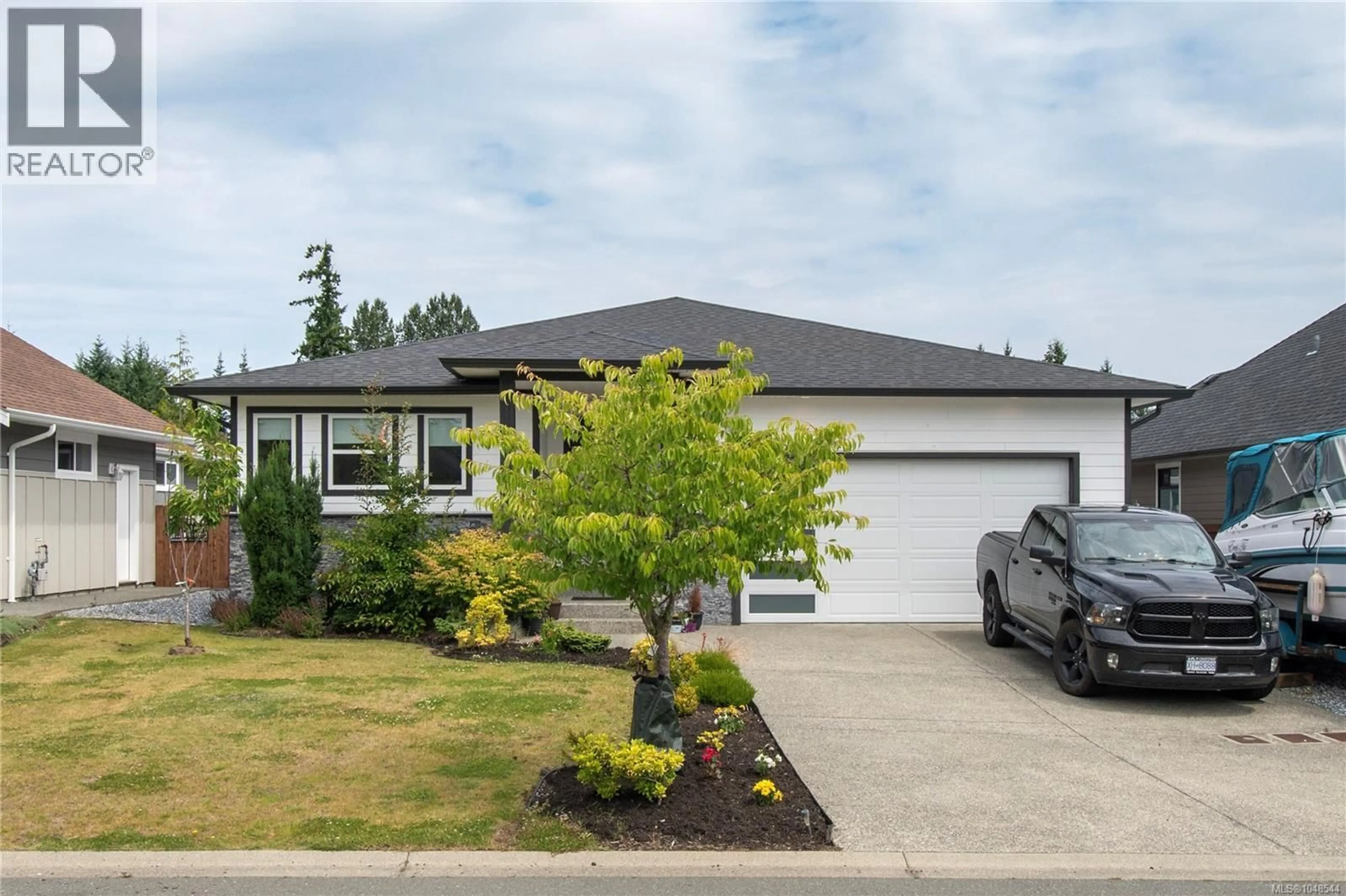 Home with vinyl exterior material, street for 720 SITKA STREET, Campbell River British Columbia V9H0E5