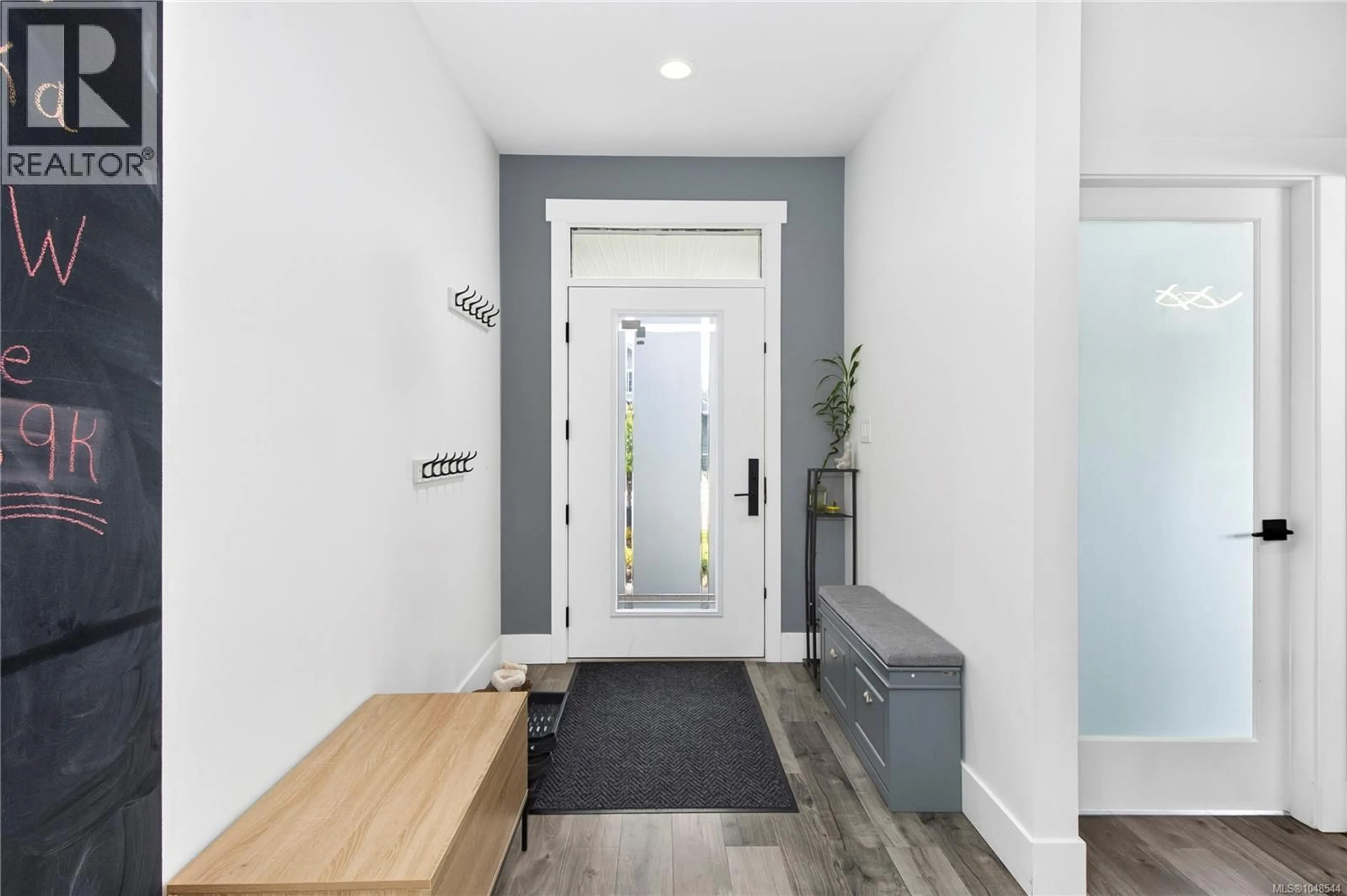 Indoor entryway for 720 SITKA STREET, Campbell River British Columbia V9H0E5