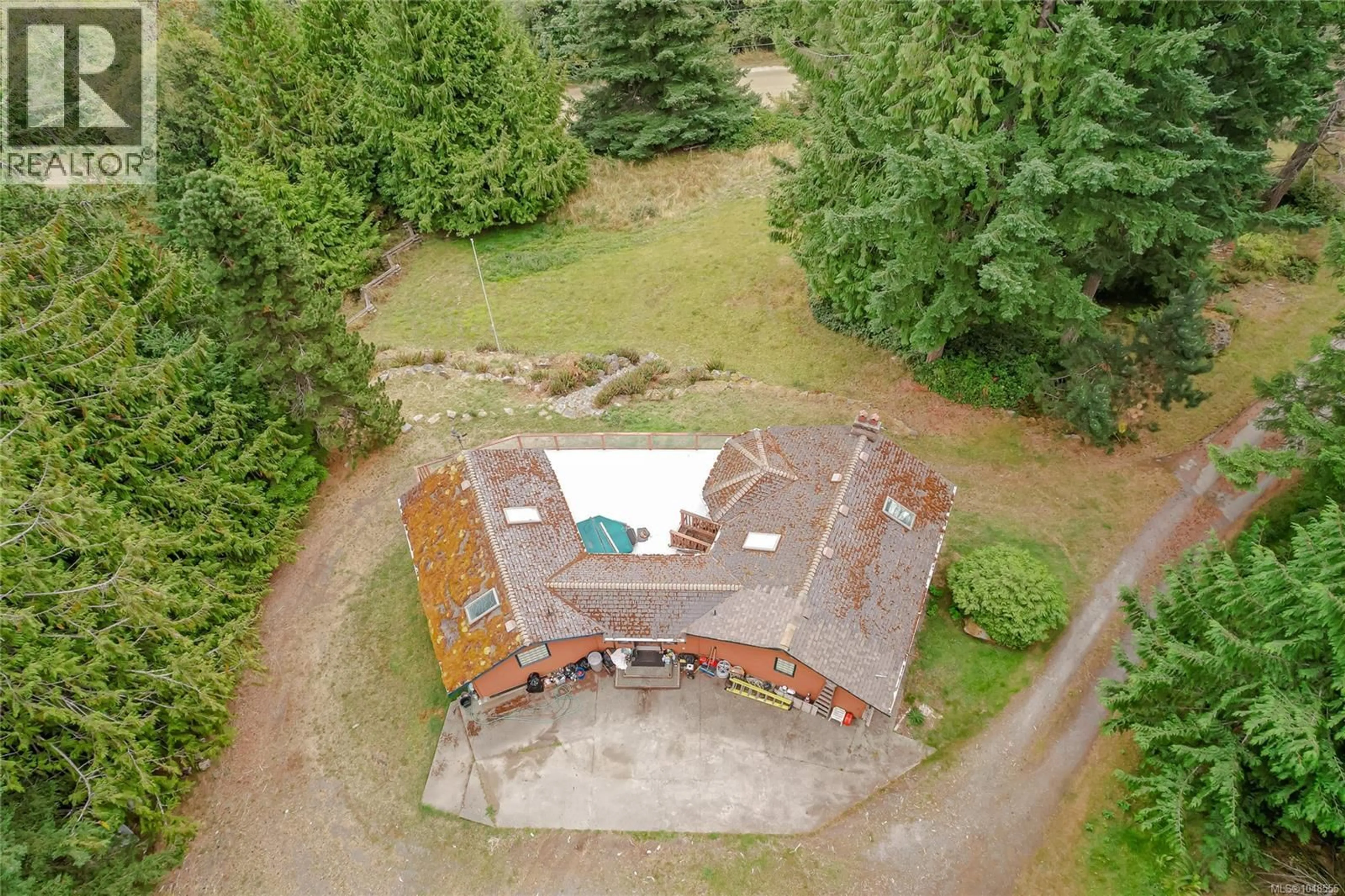 A pic from outside/outdoor area/front of a property/back of a property/a pic from drone, building for 190 SEYMOUR HEIGHTS, Salt Spring British Columbia V8K2B6