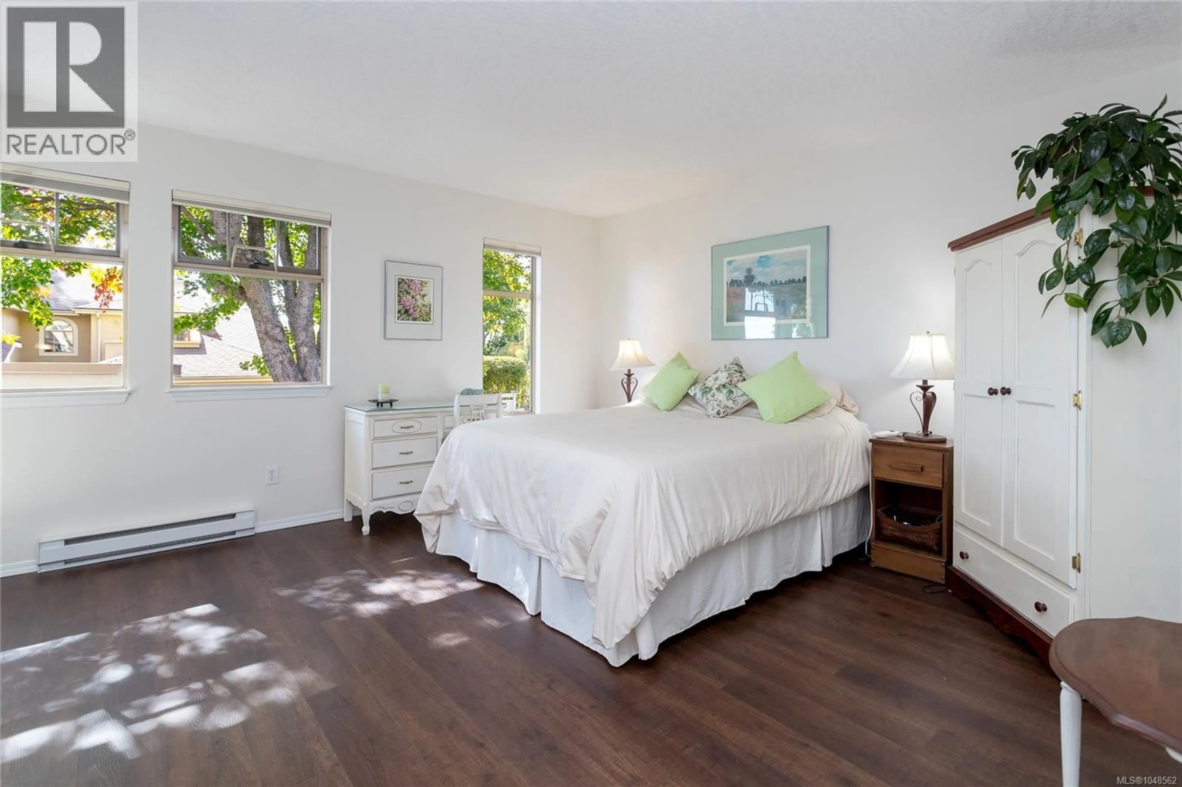 Bedroom with bed, wood/laminate floor for 28 - 909 ADMIRALS ROAD, Esquimalt British Columbia V9A2P1