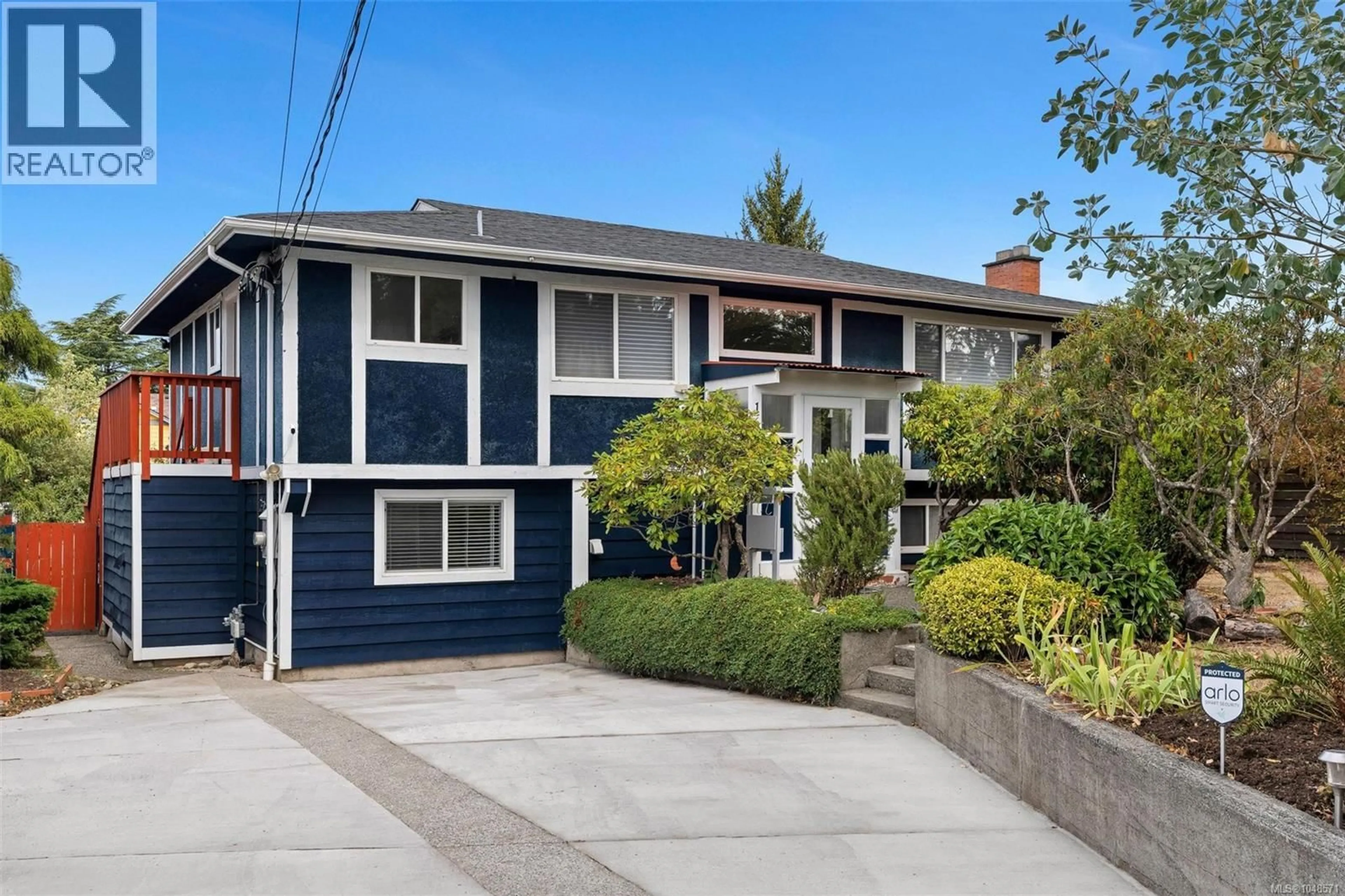 Home with vinyl exterior material, street for 1640 EARLSTON AVENUE, Saanich British Columbia V8P2Z5