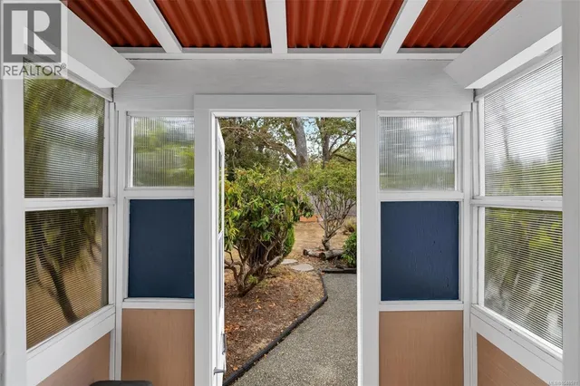 1640 EARLSTON AVENUE, Saanich 5