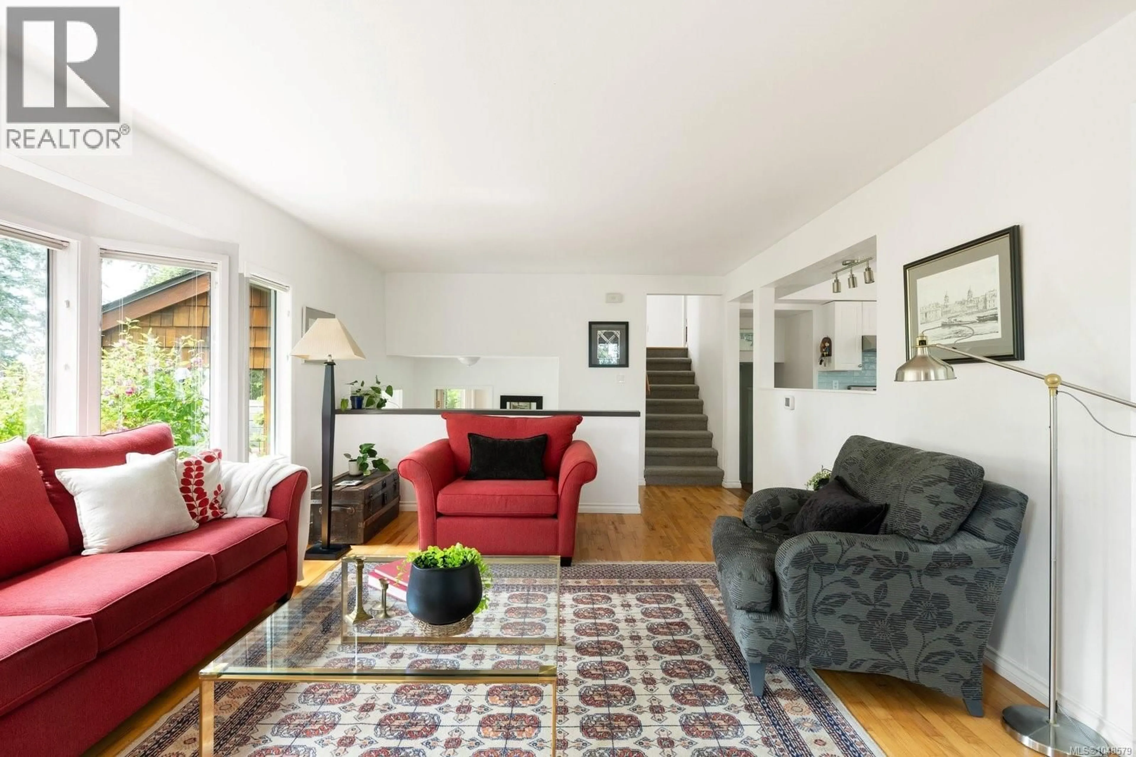 Living room with furniture, unknown for 10496 JOCELYN PLACE, Sidney British Columbia V8L2P5