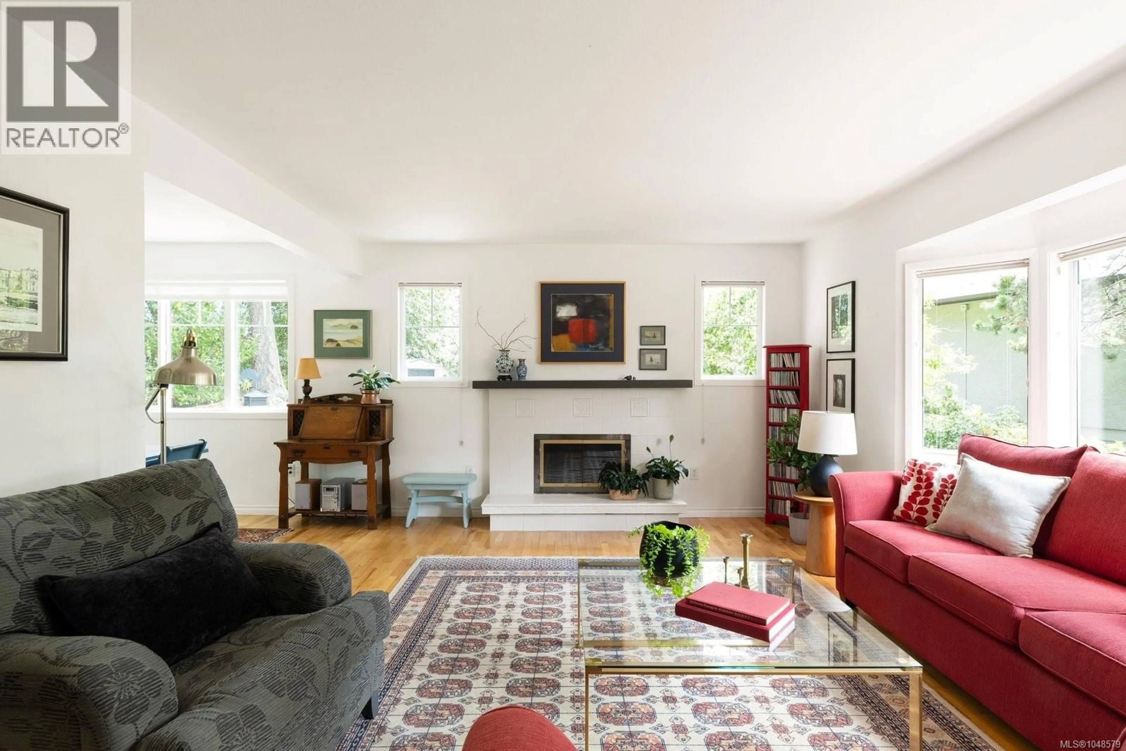 Living room with furniture, unknown for 10496 JOCELYN PLACE, Sidney British Columbia V8L2P5