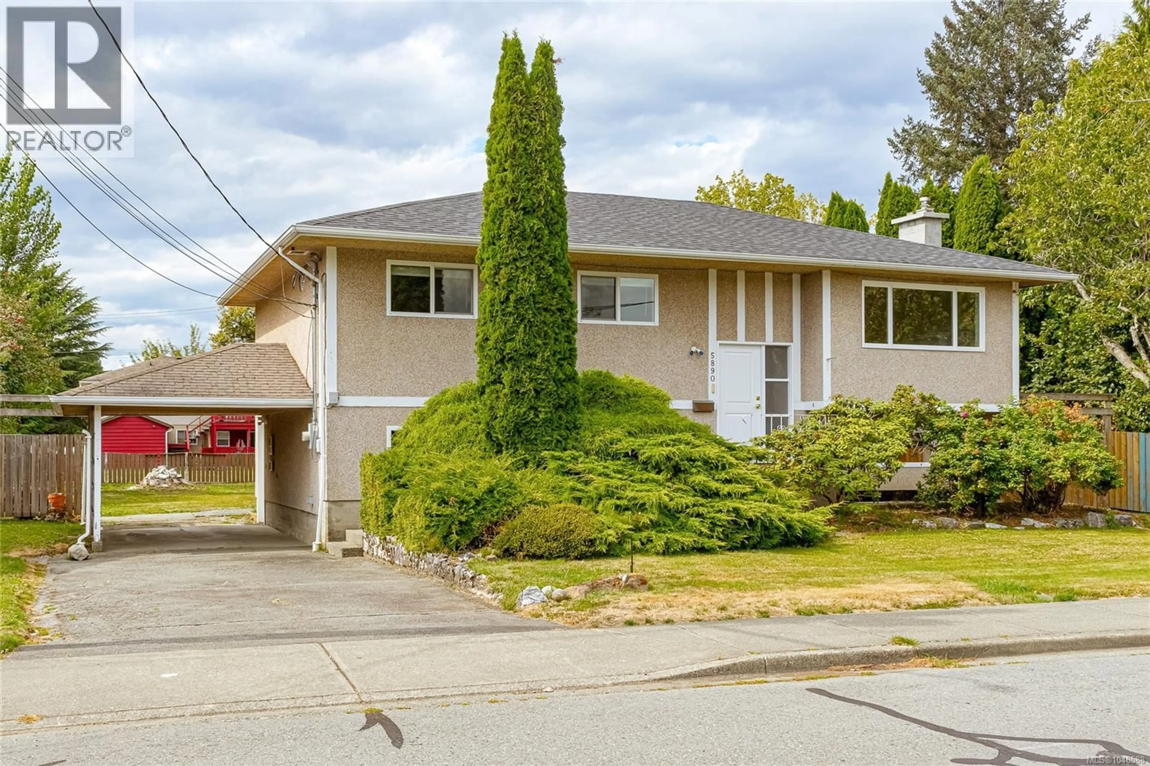 Home with vinyl exterior material, street for 5890 CHESTERFIELD AVENUE, Duncan British Columbia V9L3M7