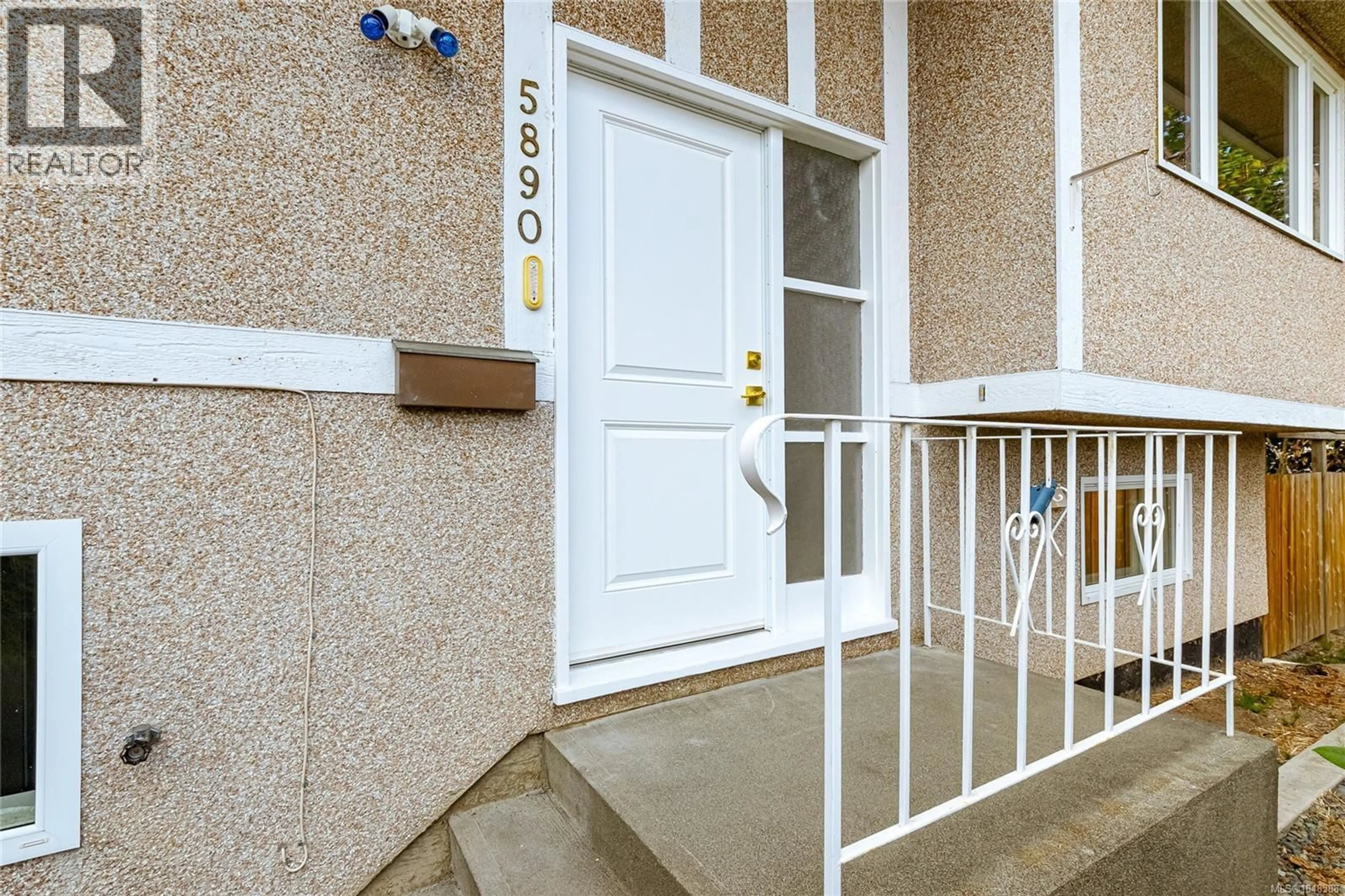 Indoor foyer for 5890 CHESTERFIELD AVENUE, Duncan British Columbia V9L3M7