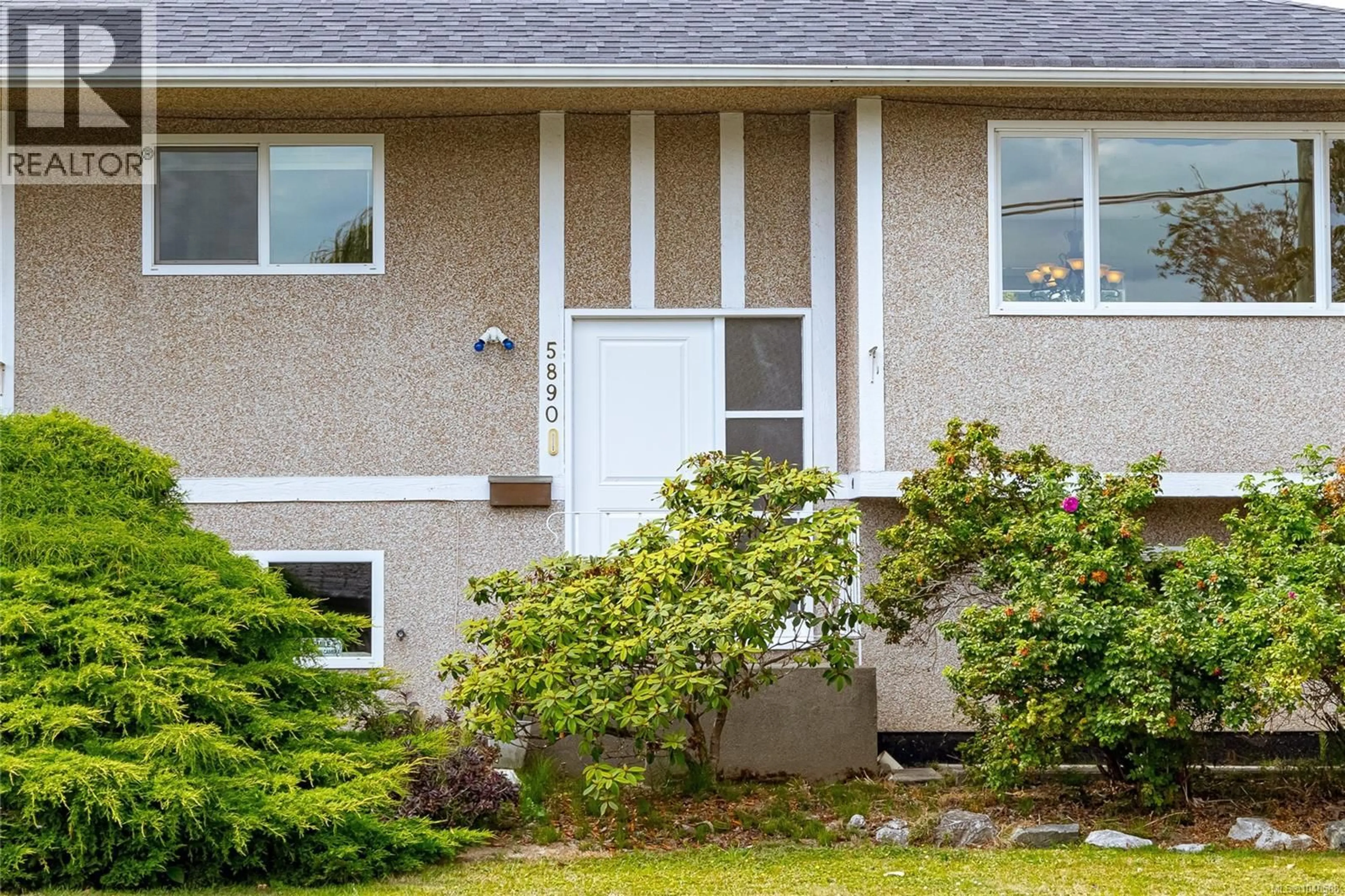 Home with vinyl exterior material, street for 5890 CHESTERFIELD AVENUE, Duncan British Columbia V9L3M7