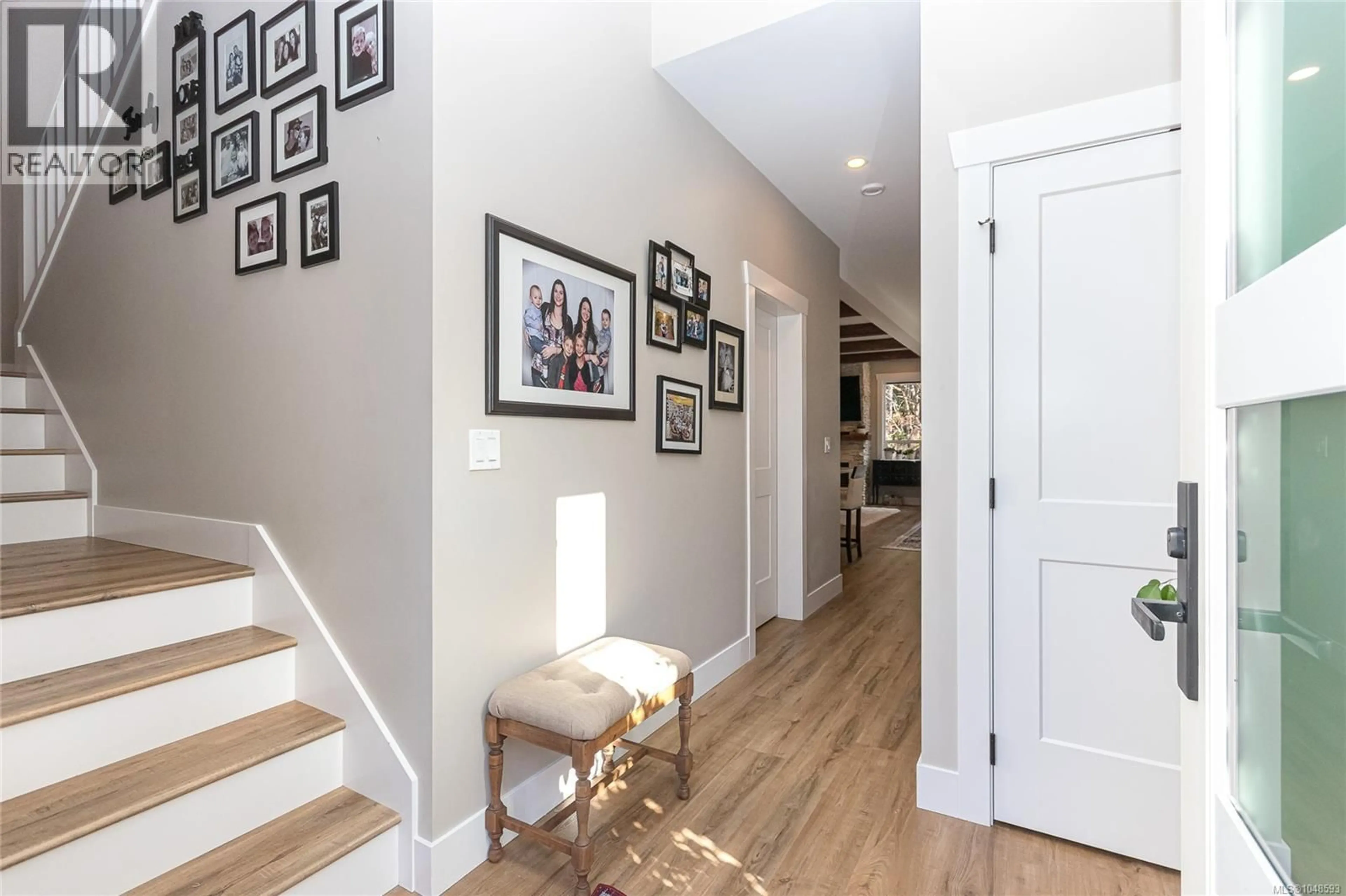 Indoor entryway for B-820 SEWELL CLOSE, Colwood British Columbia V9C0B9