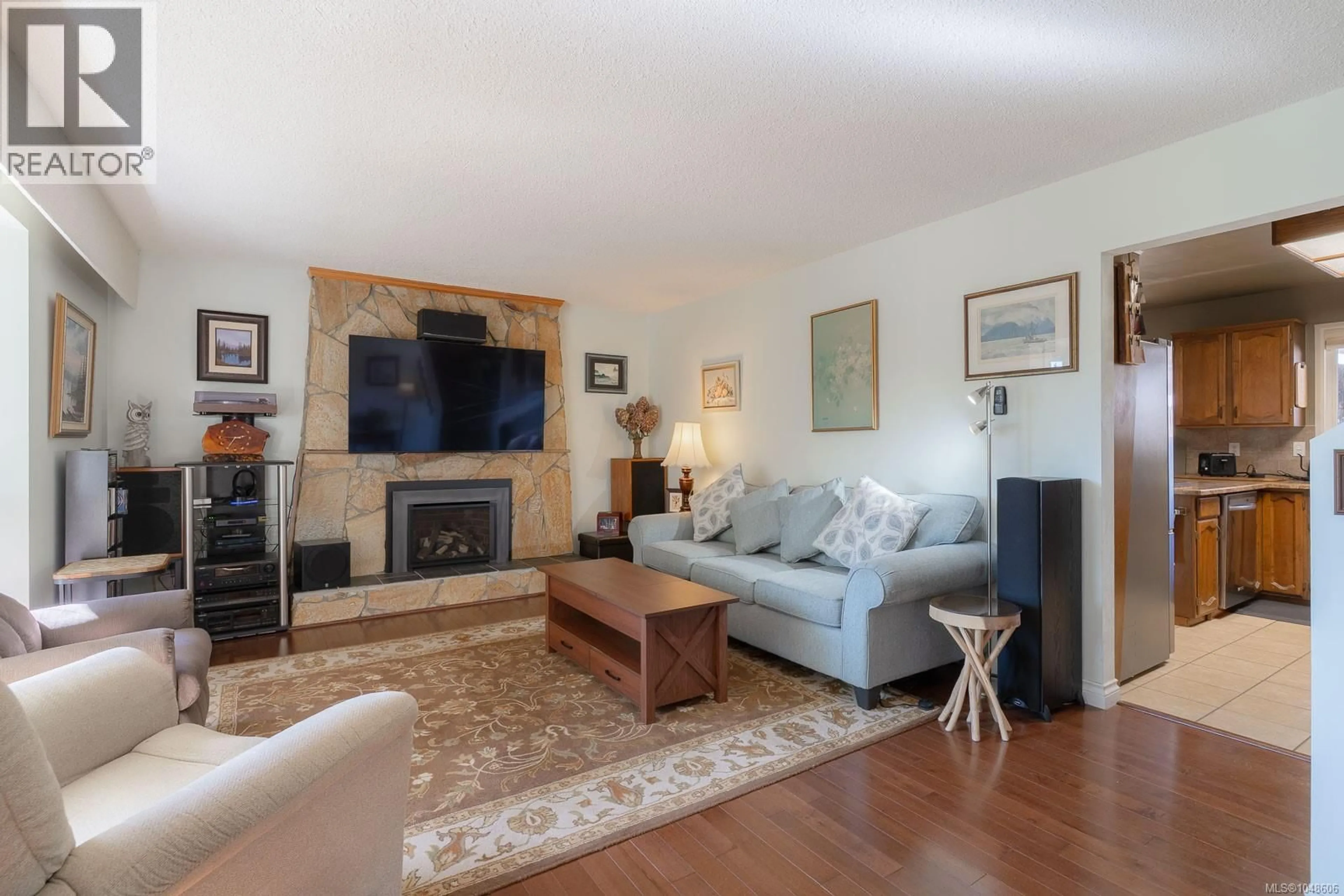 Living room with furniture, wood/laminate floor for 1855 SANDRA PLACE, Duncan British Columbia V9L5A4