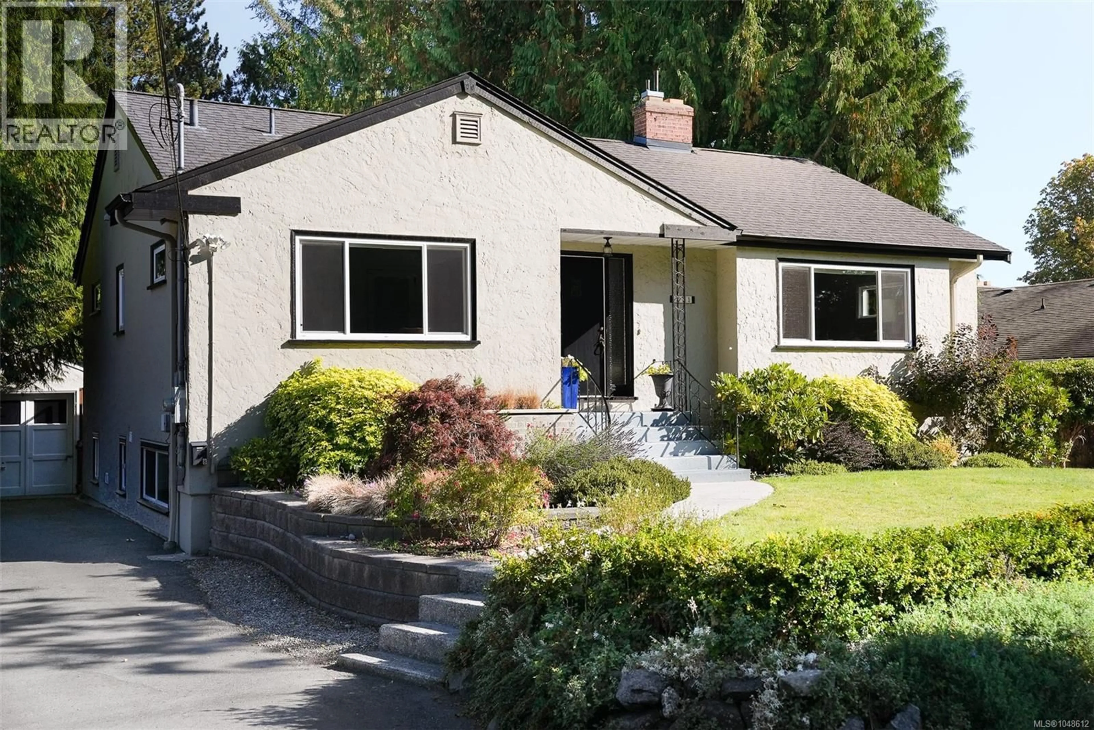 Home with vinyl exterior material, street for 711 RICHMOND AVENUE, Victoria British Columbia V8S3Z2