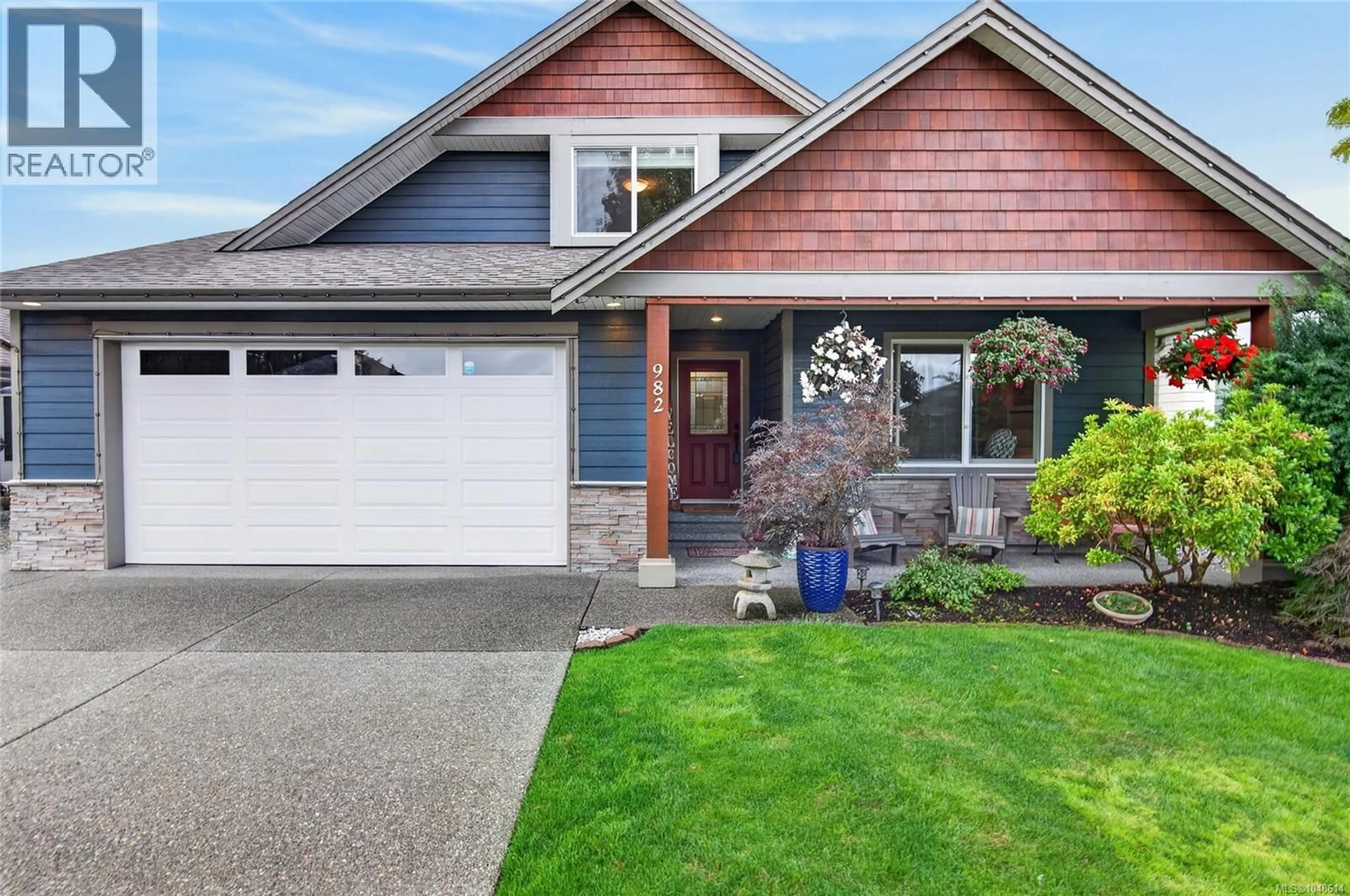 Home with vinyl exterior material, street for 982 CORDERO CRESCENT, Campbell River British Columbia V9H0C3