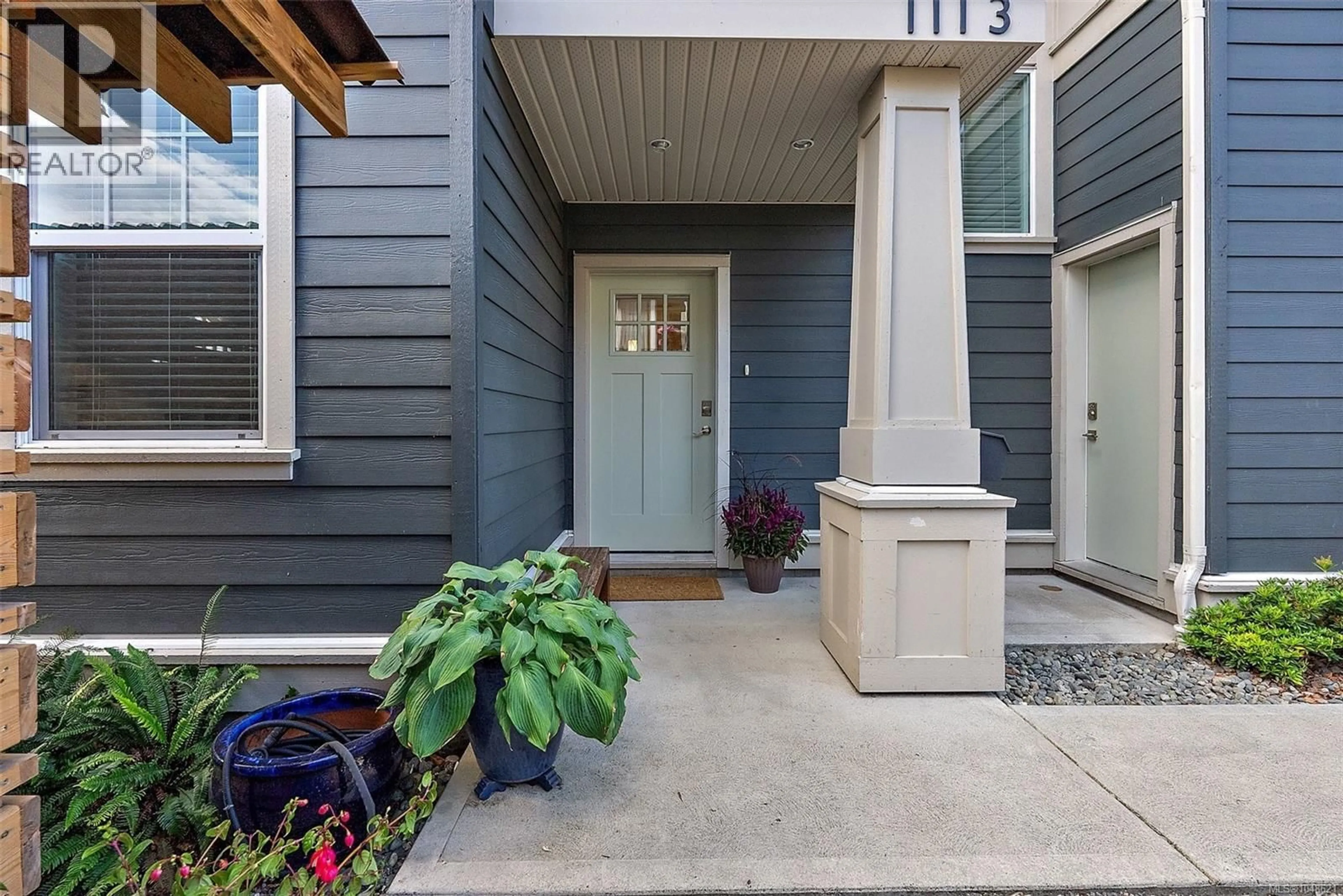 Indoor entryway for 1113 LYALL STREET, Esquimalt British Columbia V9A5G3