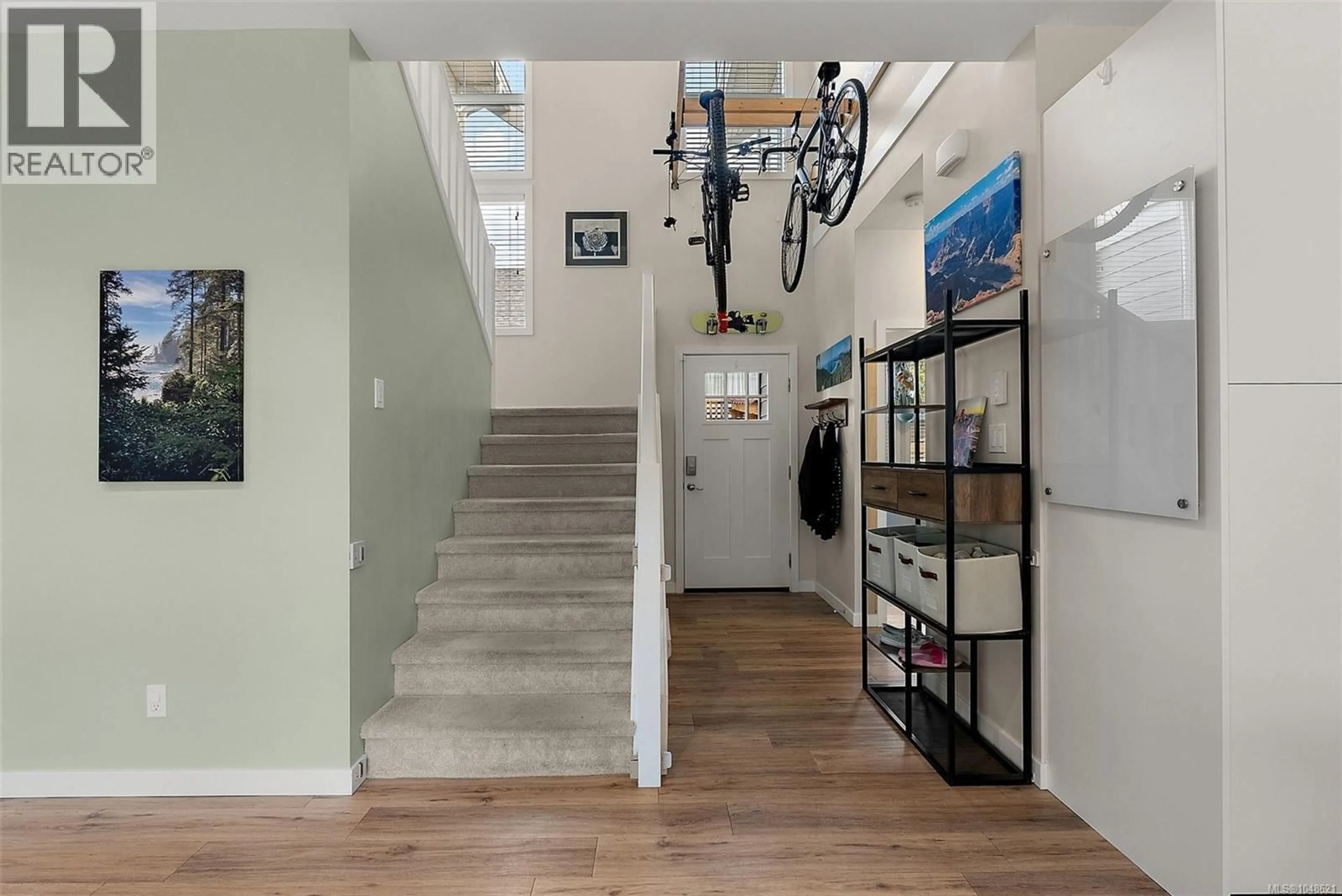 Indoor entryway for 1113 LYALL STREET, Esquimalt British Columbia V9A5G3