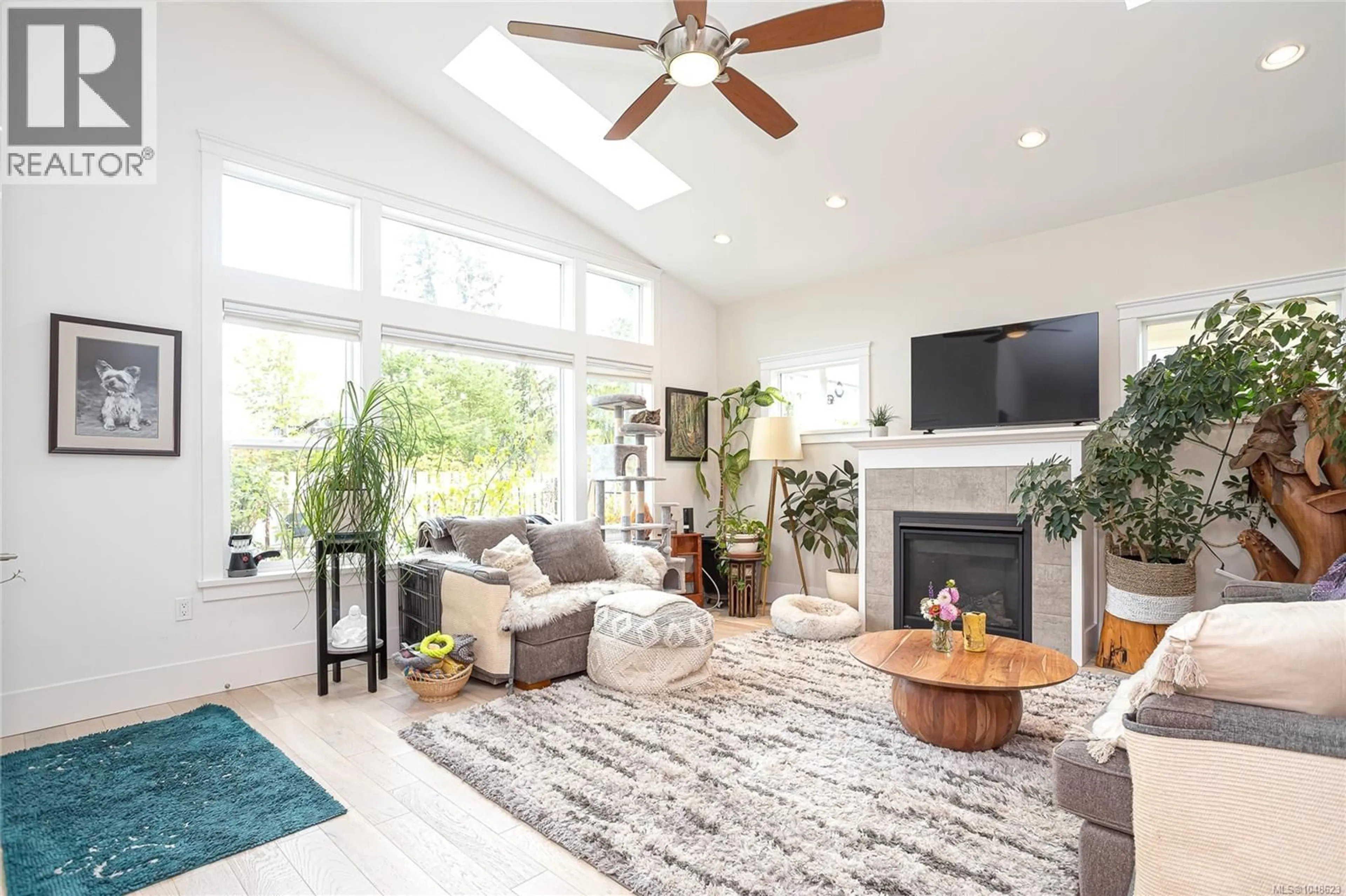 Living room with furniture, unknown for 322 EDGEWOOD CRESCENT, Duncan British Columbia V9L0G6