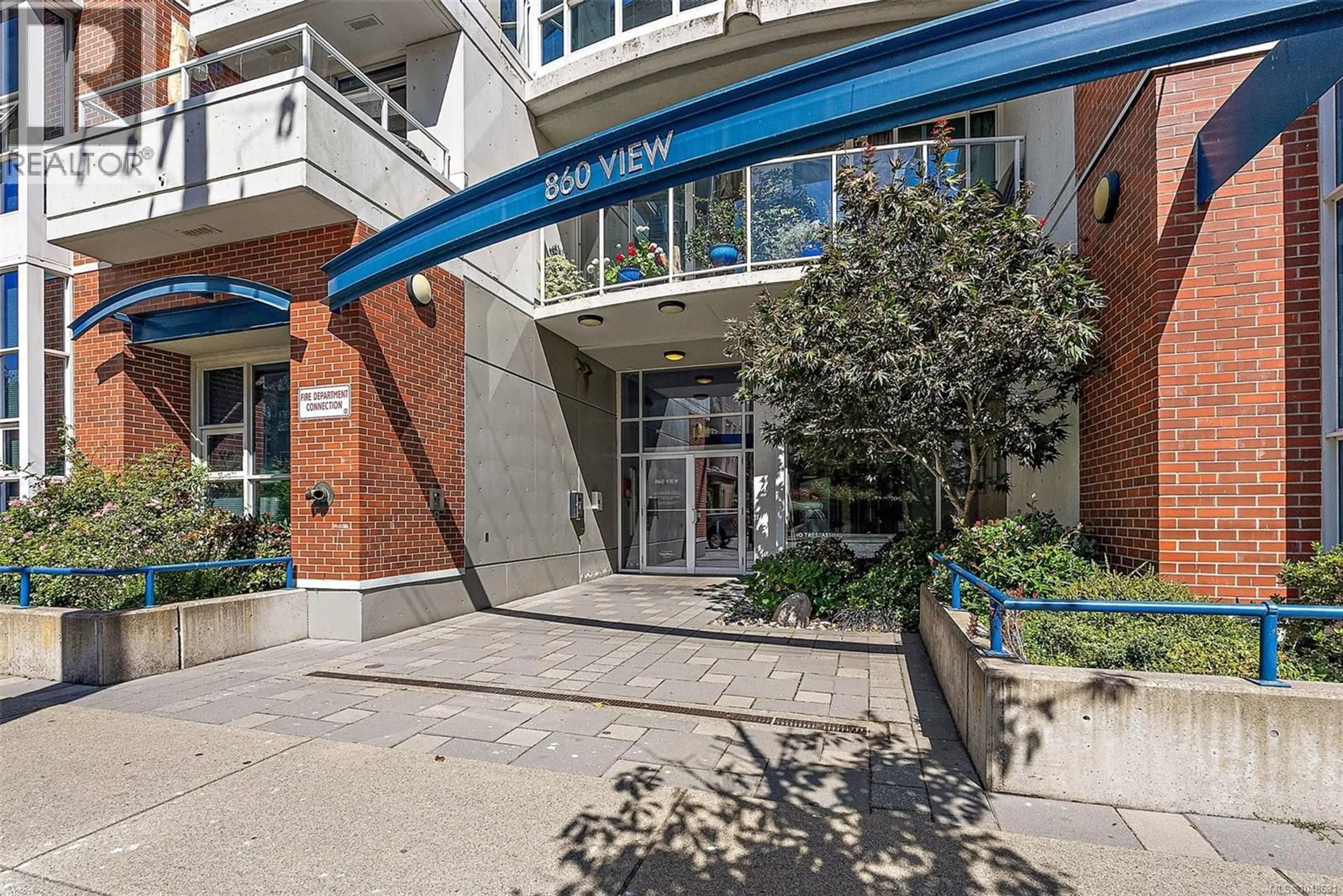 Indoor foyer for 301 - 860 VIEW STREET, Victoria British Columbia V8W3Z8