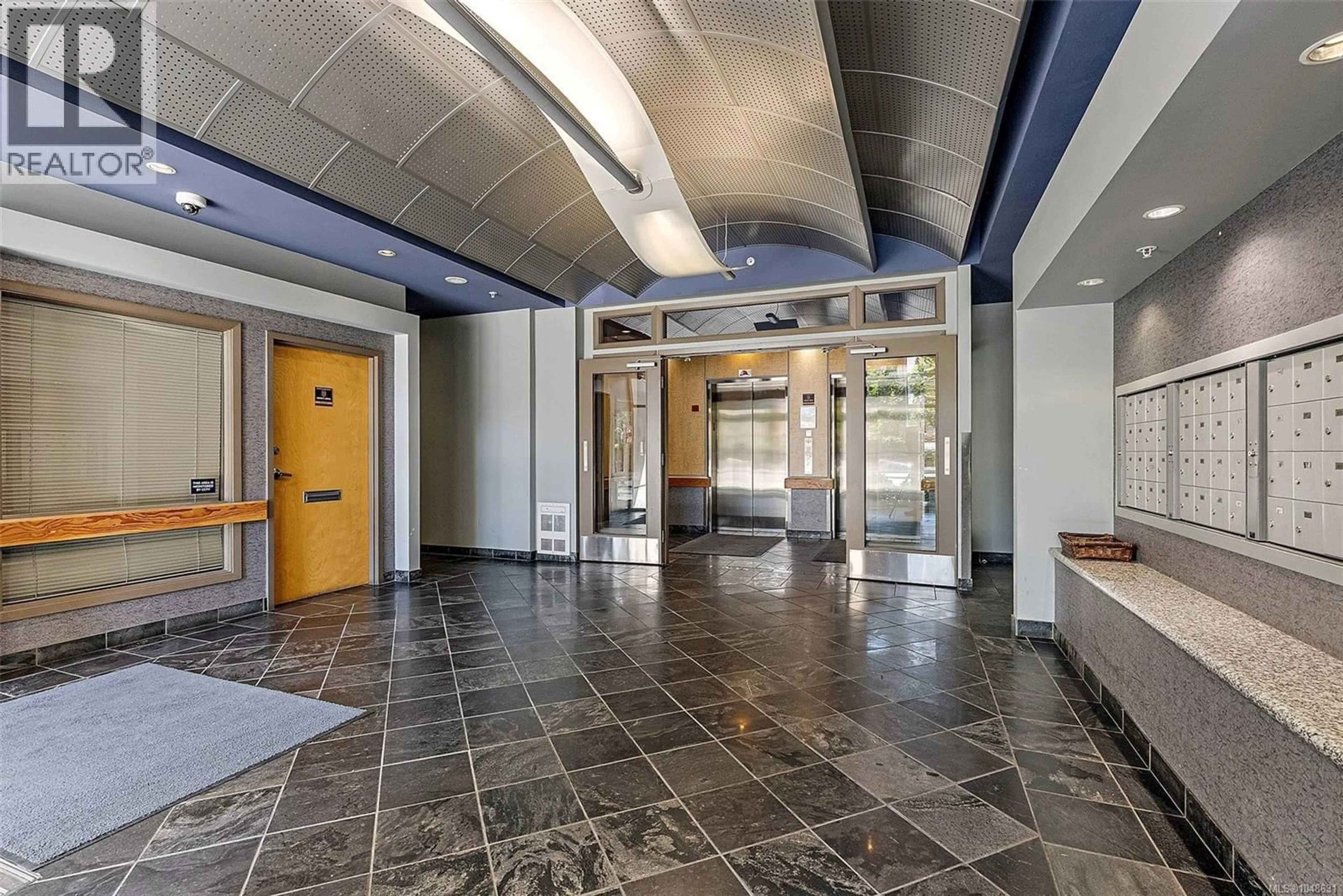 Indoor foyer for 301 - 860 VIEW STREET, Victoria British Columbia V8W3Z8