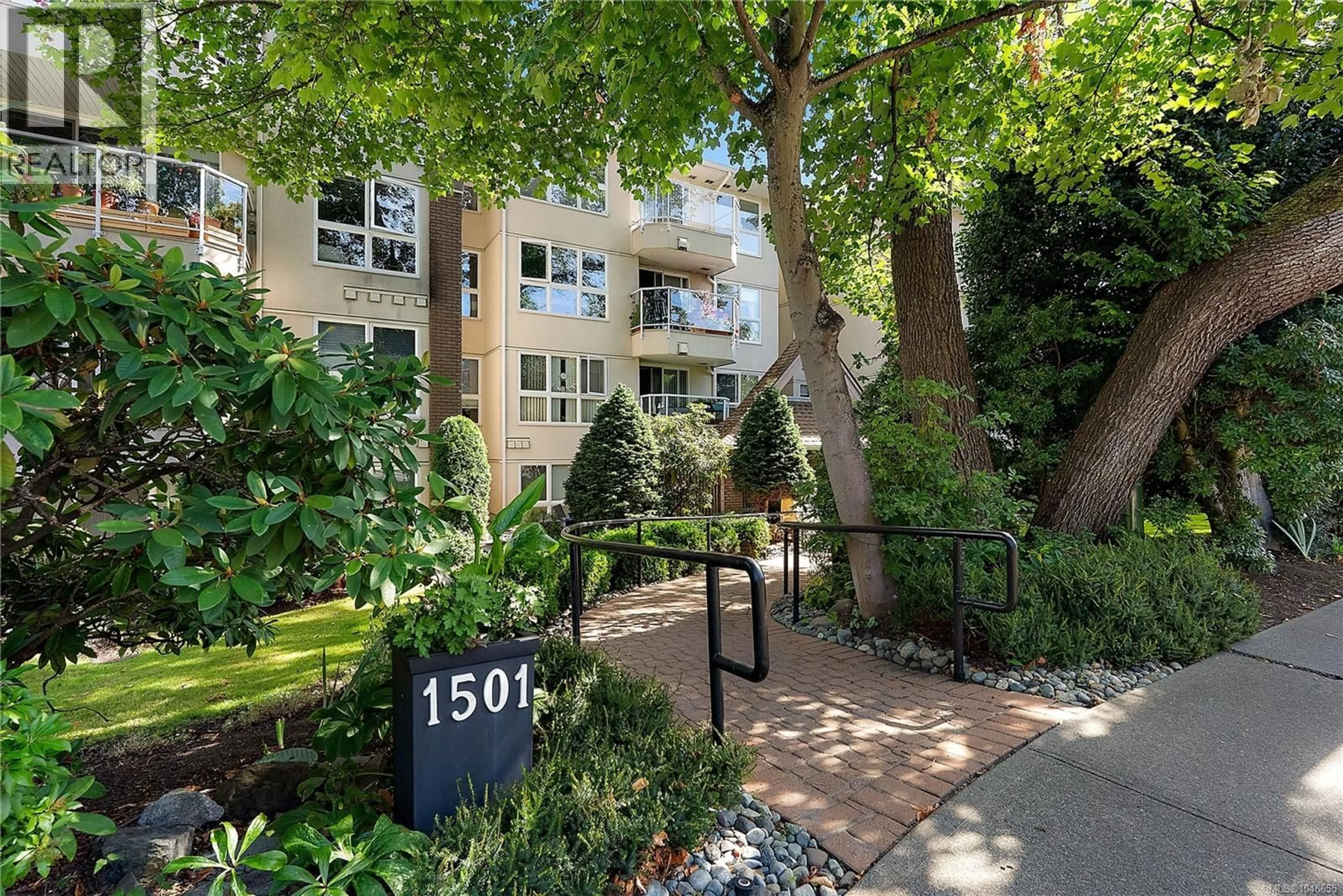 Patio, street for 204 - 1501 RICHMOND AVENUE, Victoria British Columbia V8R4P7
