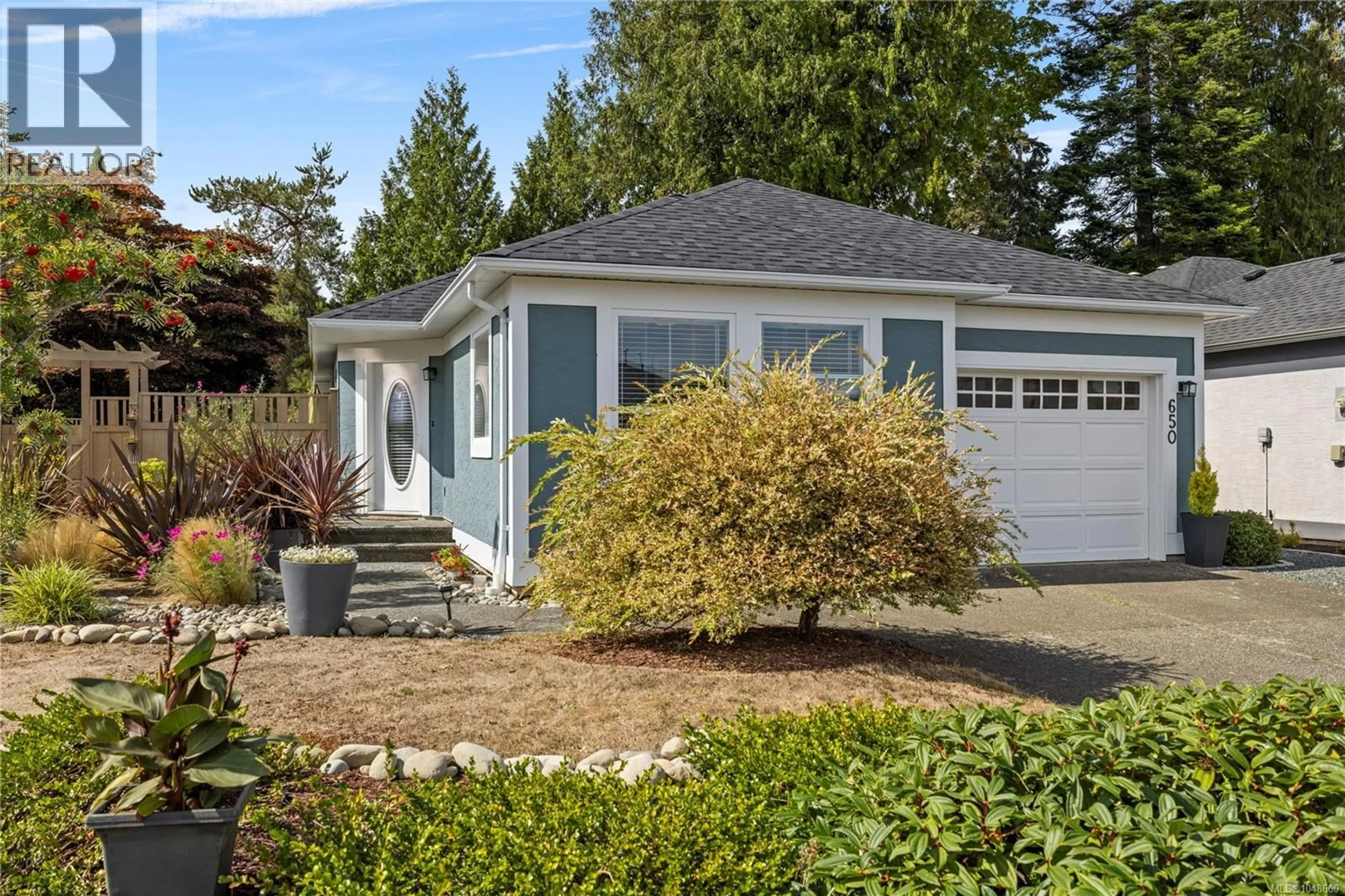 Home with vinyl exterior material, street for 650 WINDWARD WAY, Qualicum Beach British Columbia V9K2K4