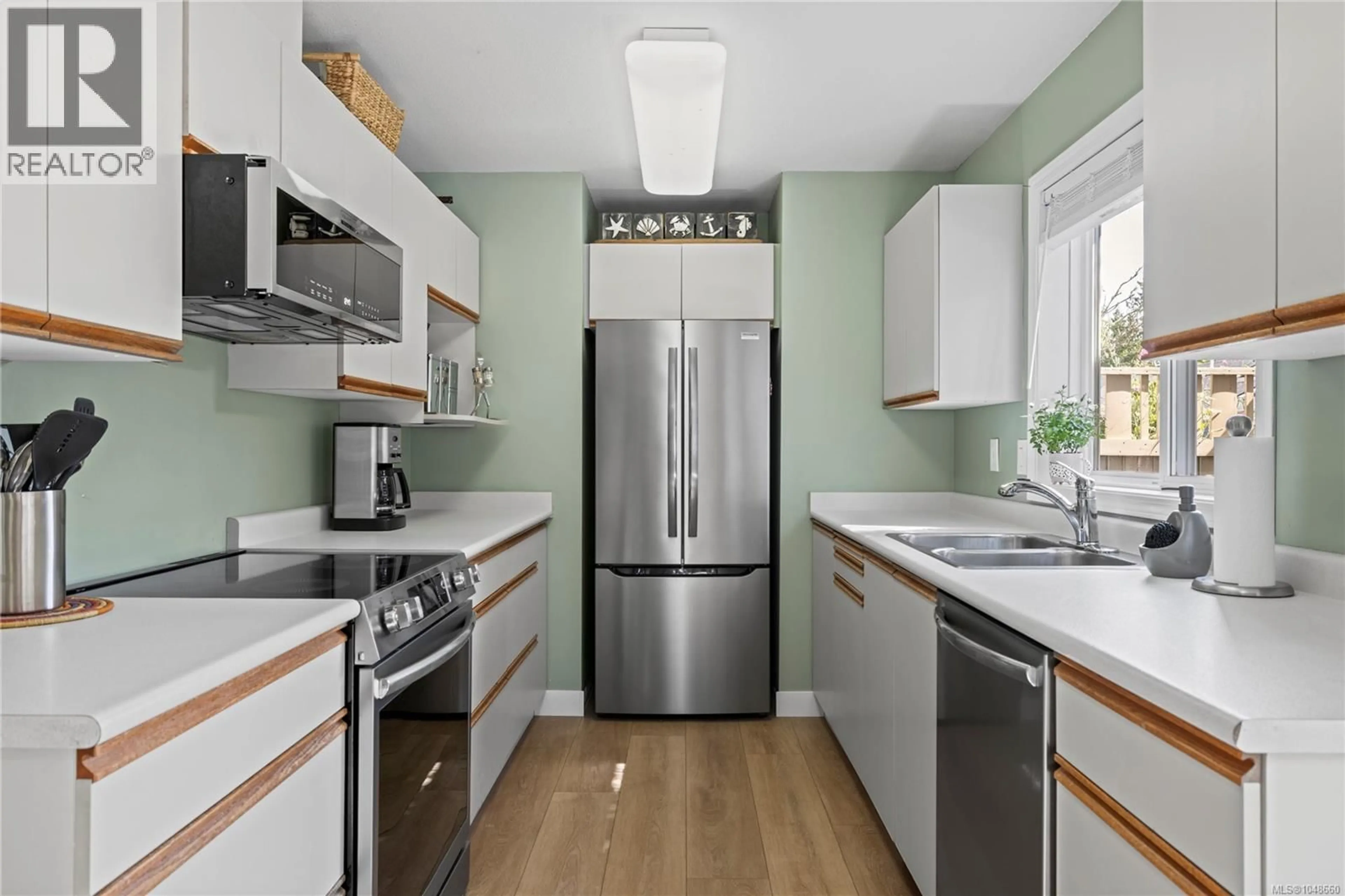 Standard kitchen, unknown for 650 WINDWARD WAY, Qualicum Beach British Columbia V9K2K4