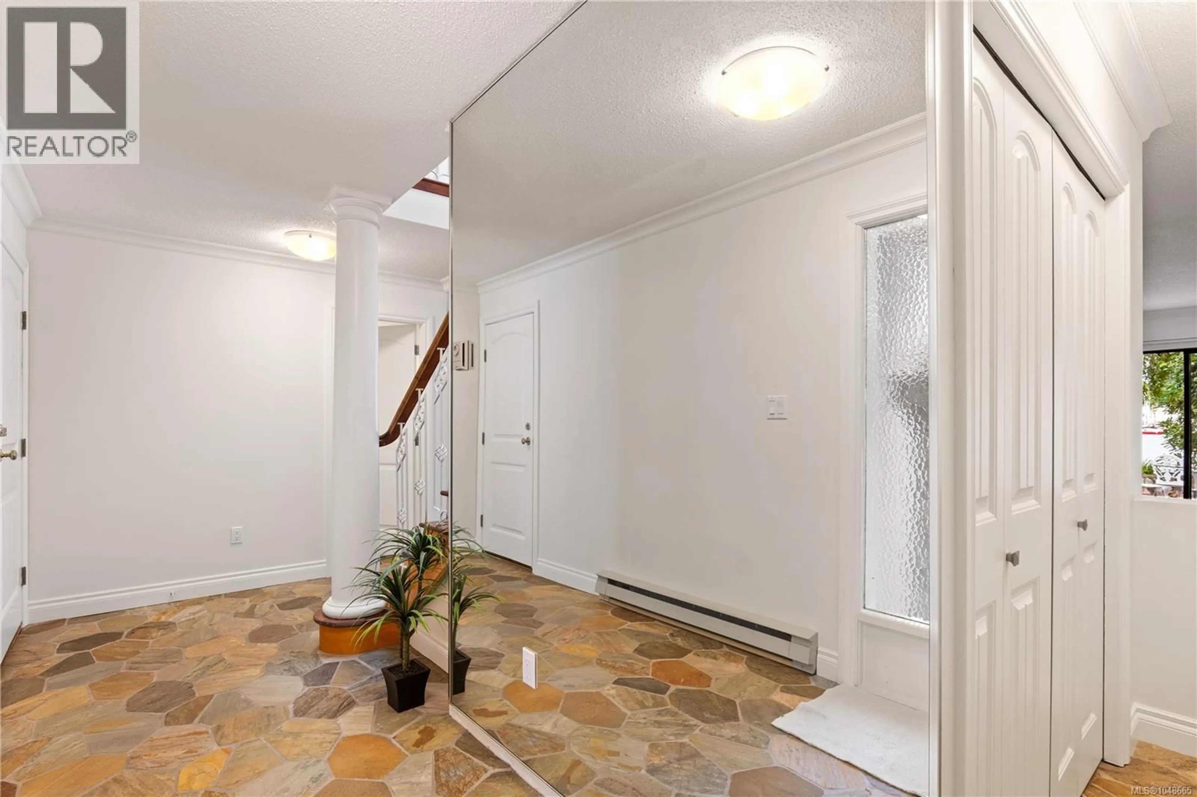 Indoor entryway for 15 - 10457 RESTHAVEN DRIVE, Sidney British Columbia V8L3H6