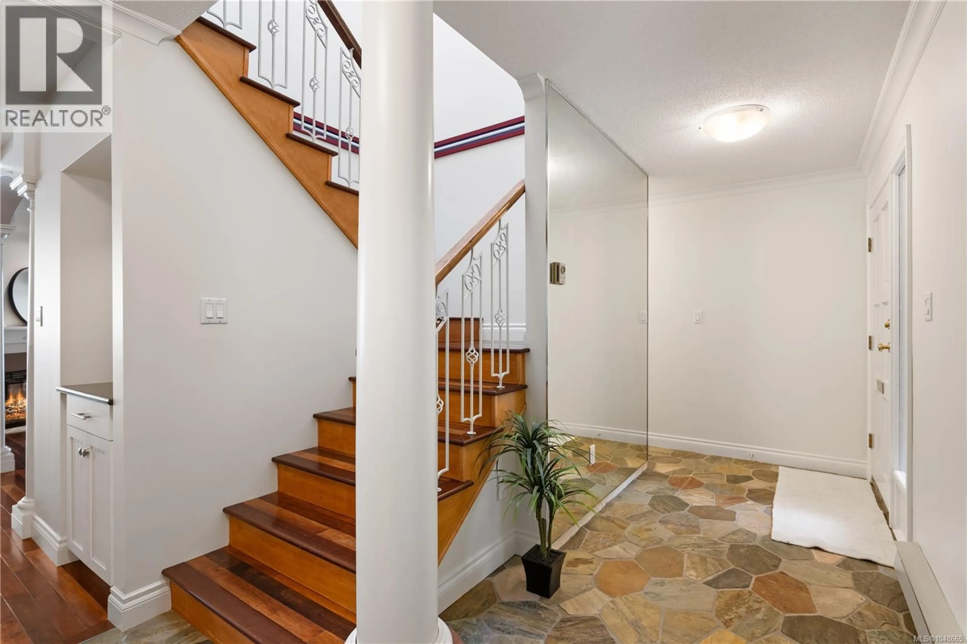 Indoor foyer for 15 - 10457 RESTHAVEN DRIVE, Sidney British Columbia V8L3H6