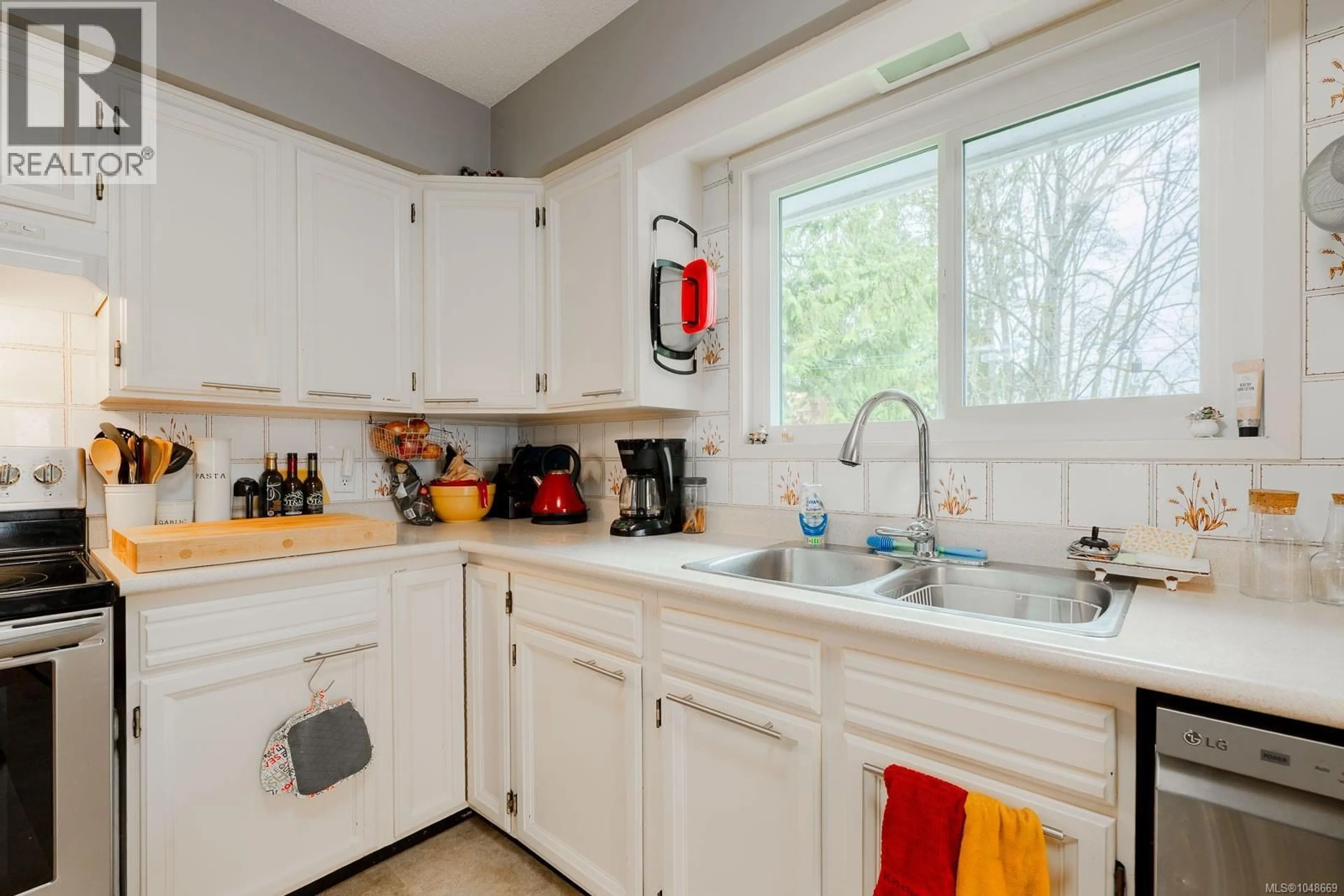 Standard kitchen, unknown for 395 DOGWOOD DRIVE, Ladysmith British Columbia V9G1B7