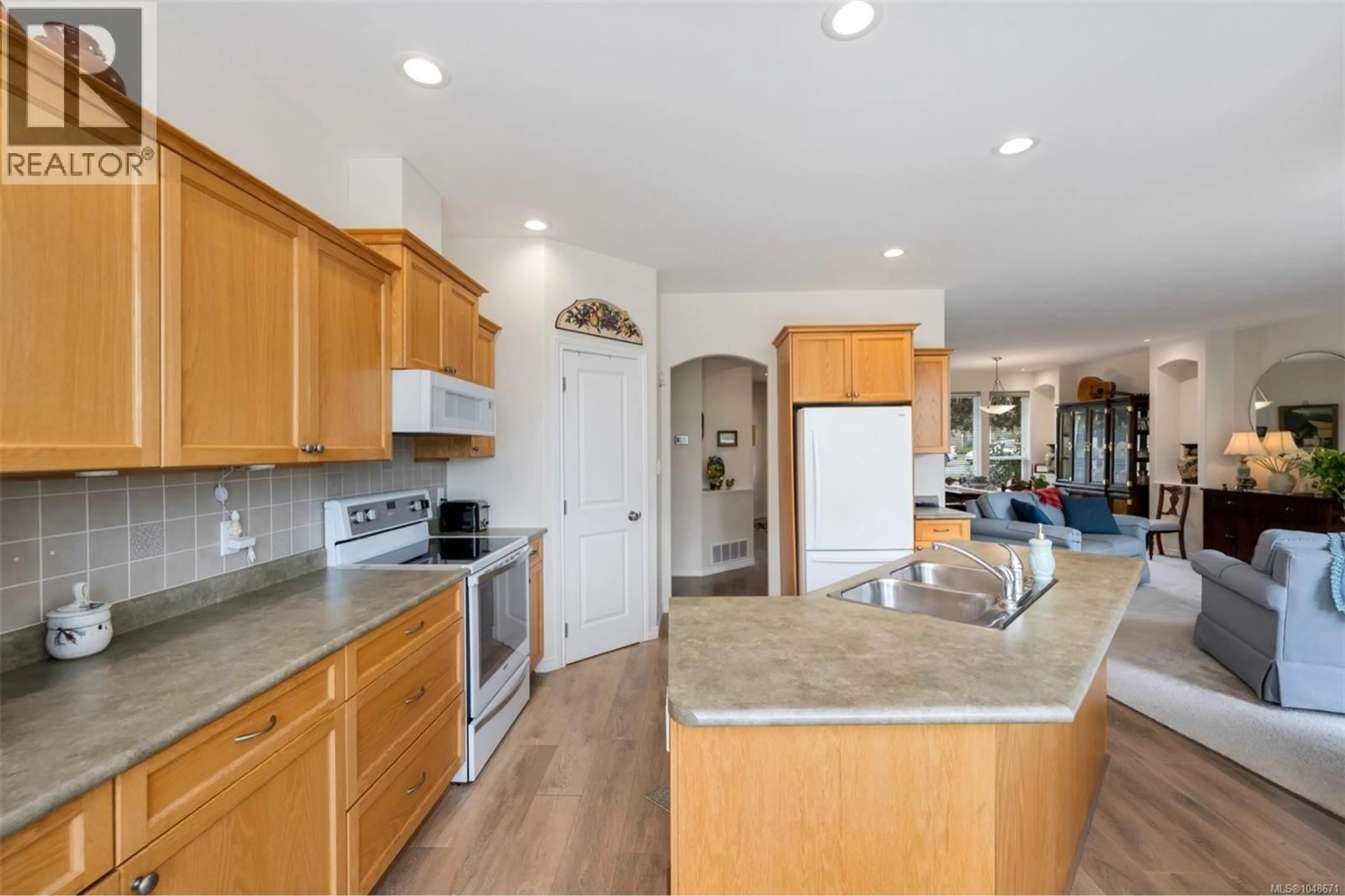 Open concept kitchen, ceramic/tile floor for 6 - 912 BRULETTE PLACE, Mill Bay British Columbia V0R2P0