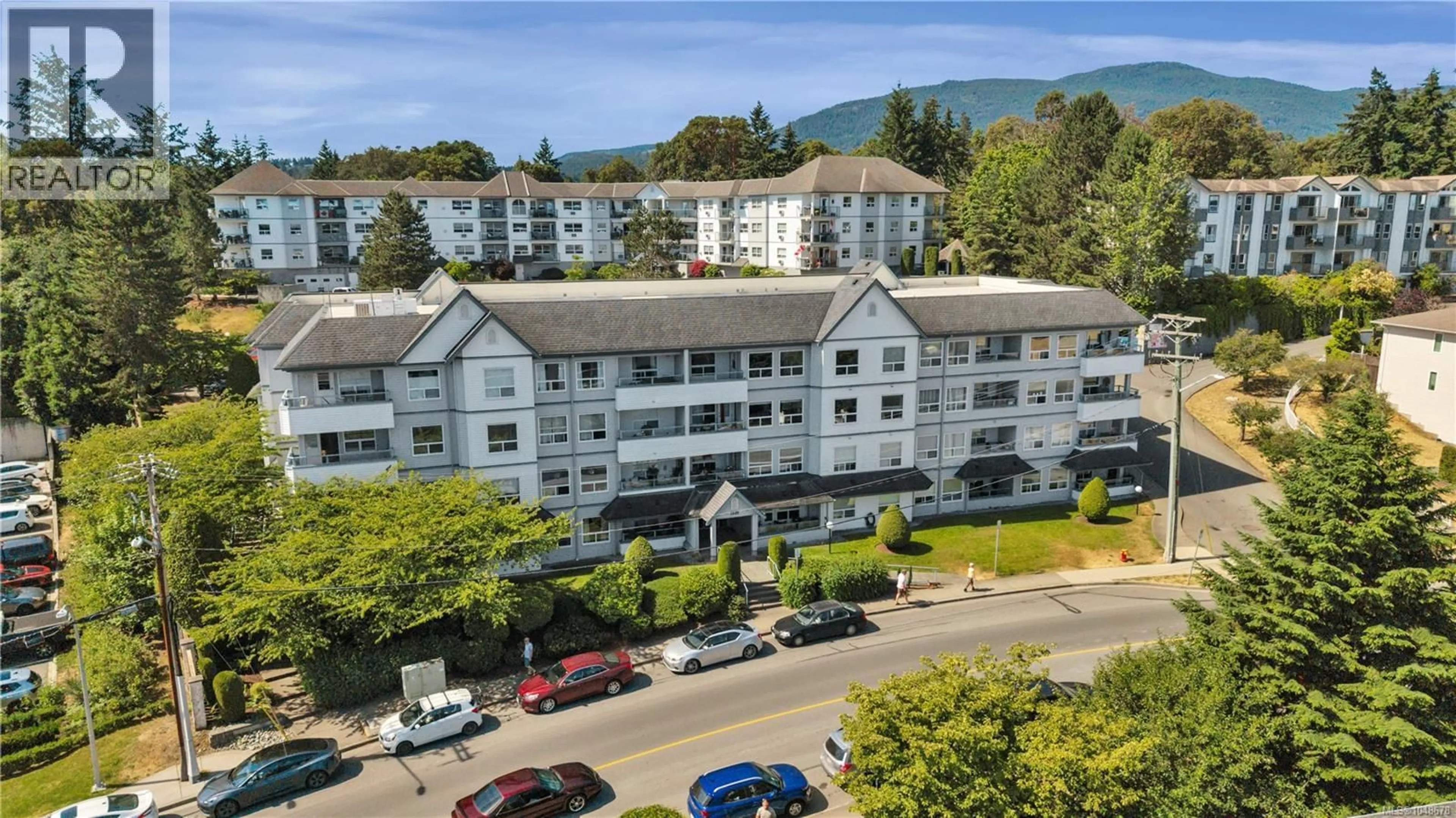 A pic from outside/outdoor area/front of a property/back of a property/a pic from drone, mountain view for 302 - 1631 DUFFERIN CRESCENT, Nanaimo British Columbia V9S5T4