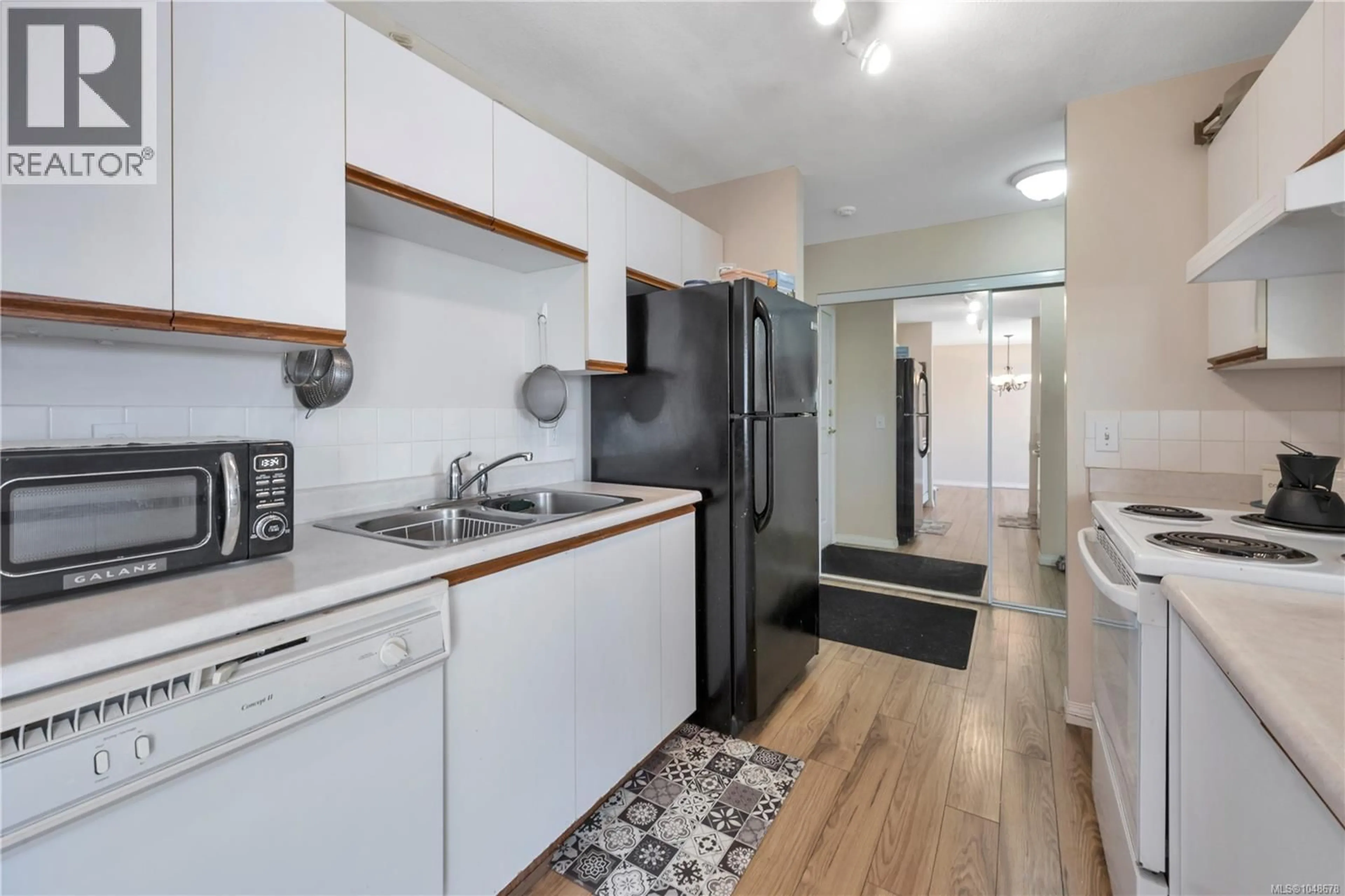 Standard kitchen, unknown for 302 - 1631 DUFFERIN CRESCENT, Nanaimo British Columbia V9S5T4