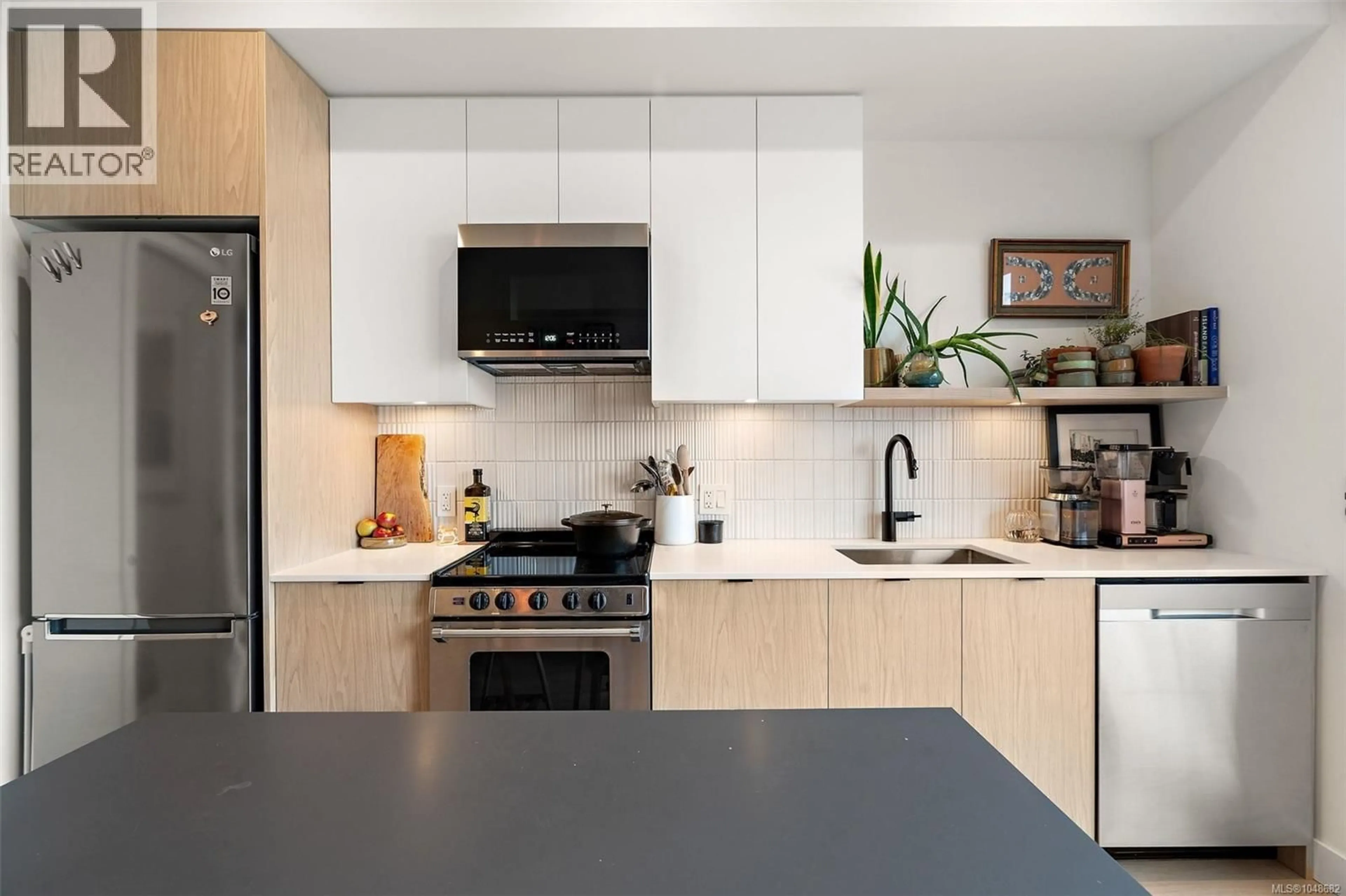 Contemporary kitchen, ceramic/tile floor for 306 - 1301 HILLSIDE AVENUE, Victoria British Columbia V8T0E3