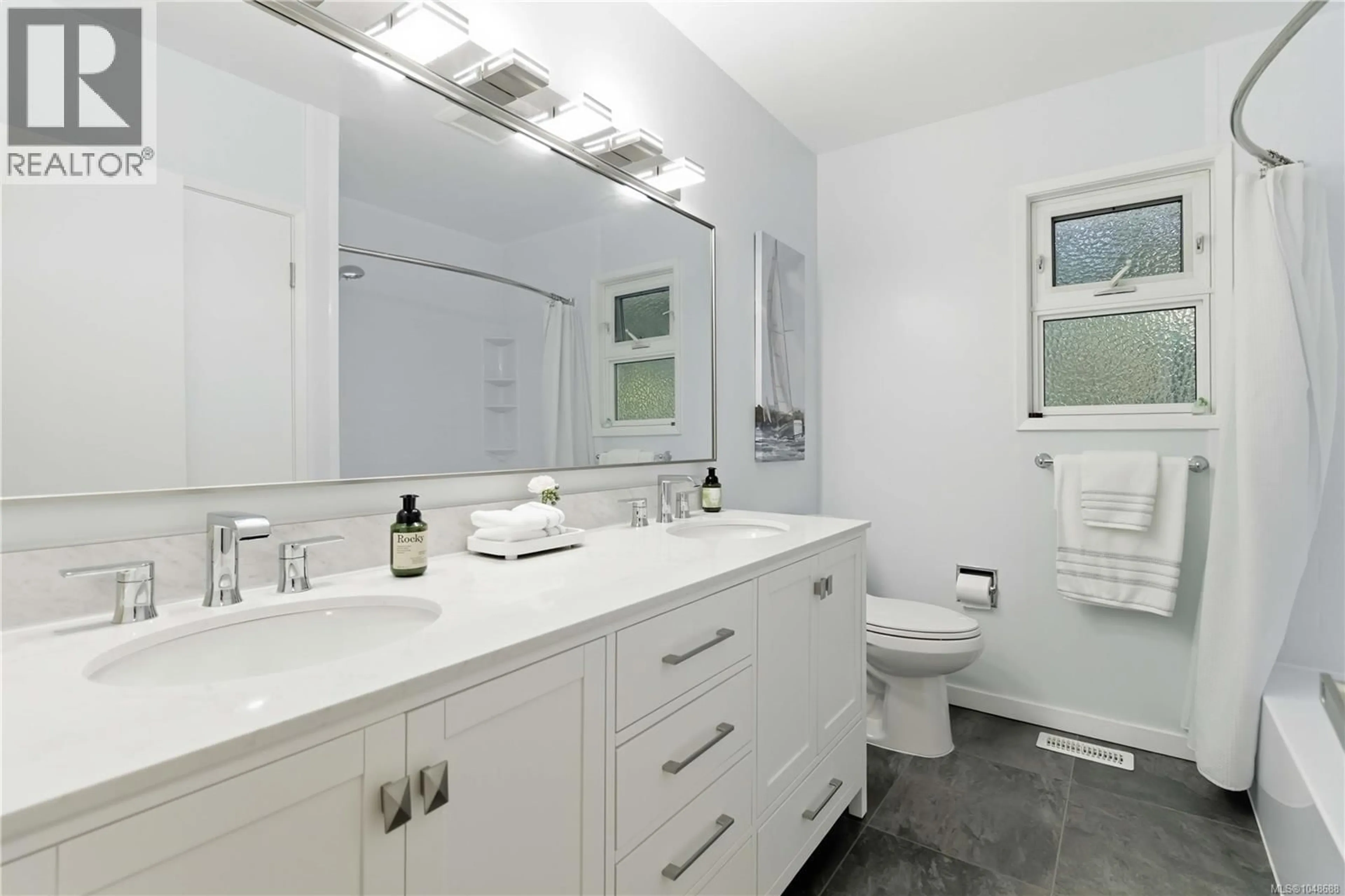 Standard bathroom, ceramic/tile floor for 1909 FERNDALE ROAD, Saanich British Columbia V8N2Y4