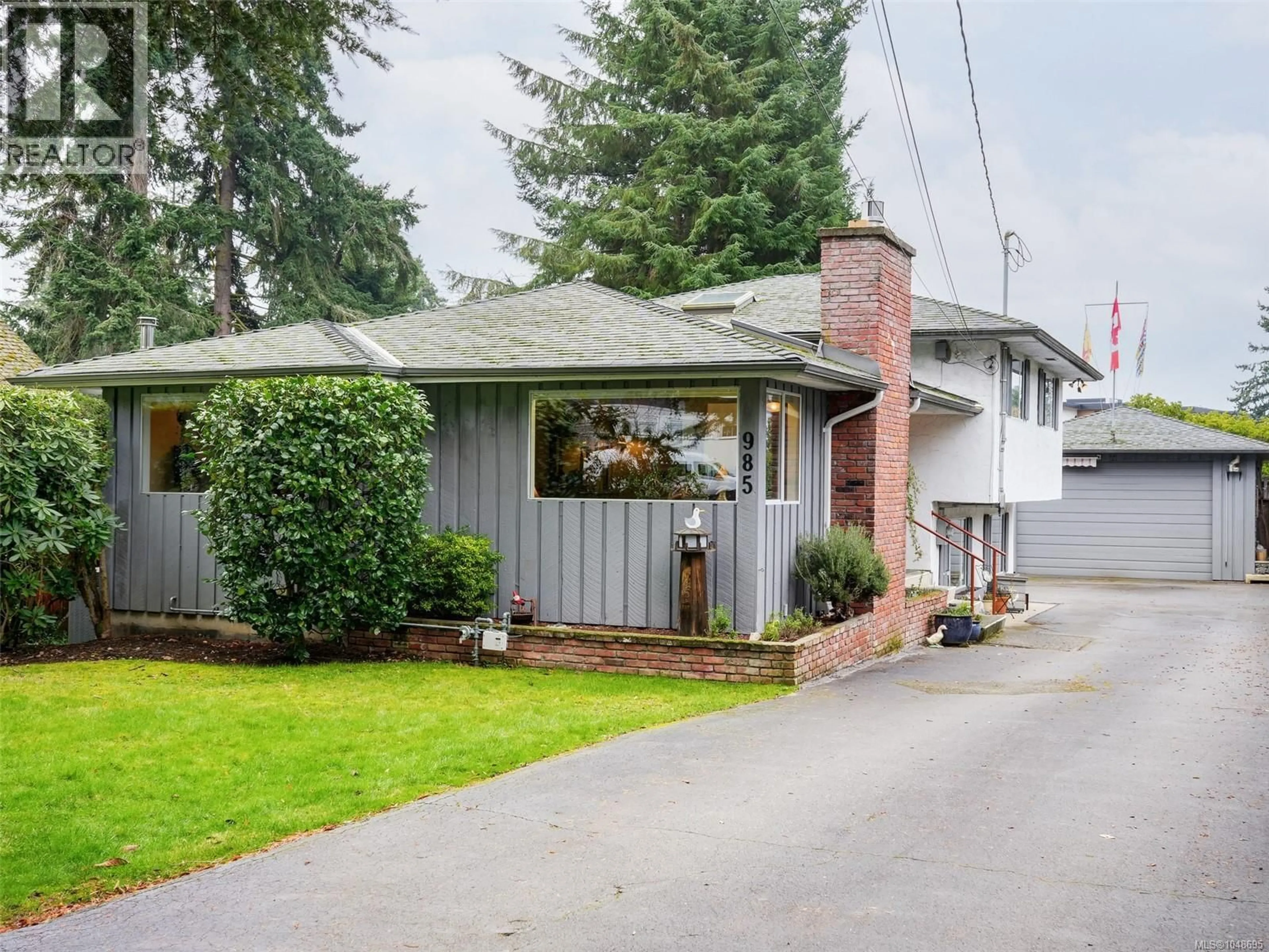Home with vinyl exterior material, street for 985 SUTCLIFFE ROAD, Saanich British Columbia V8Y1M9