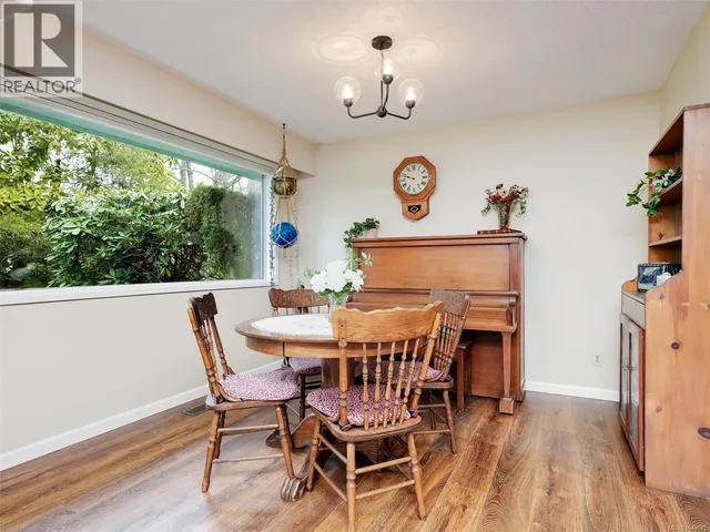 985 SUTCLIFFE ROAD, Saanich 5