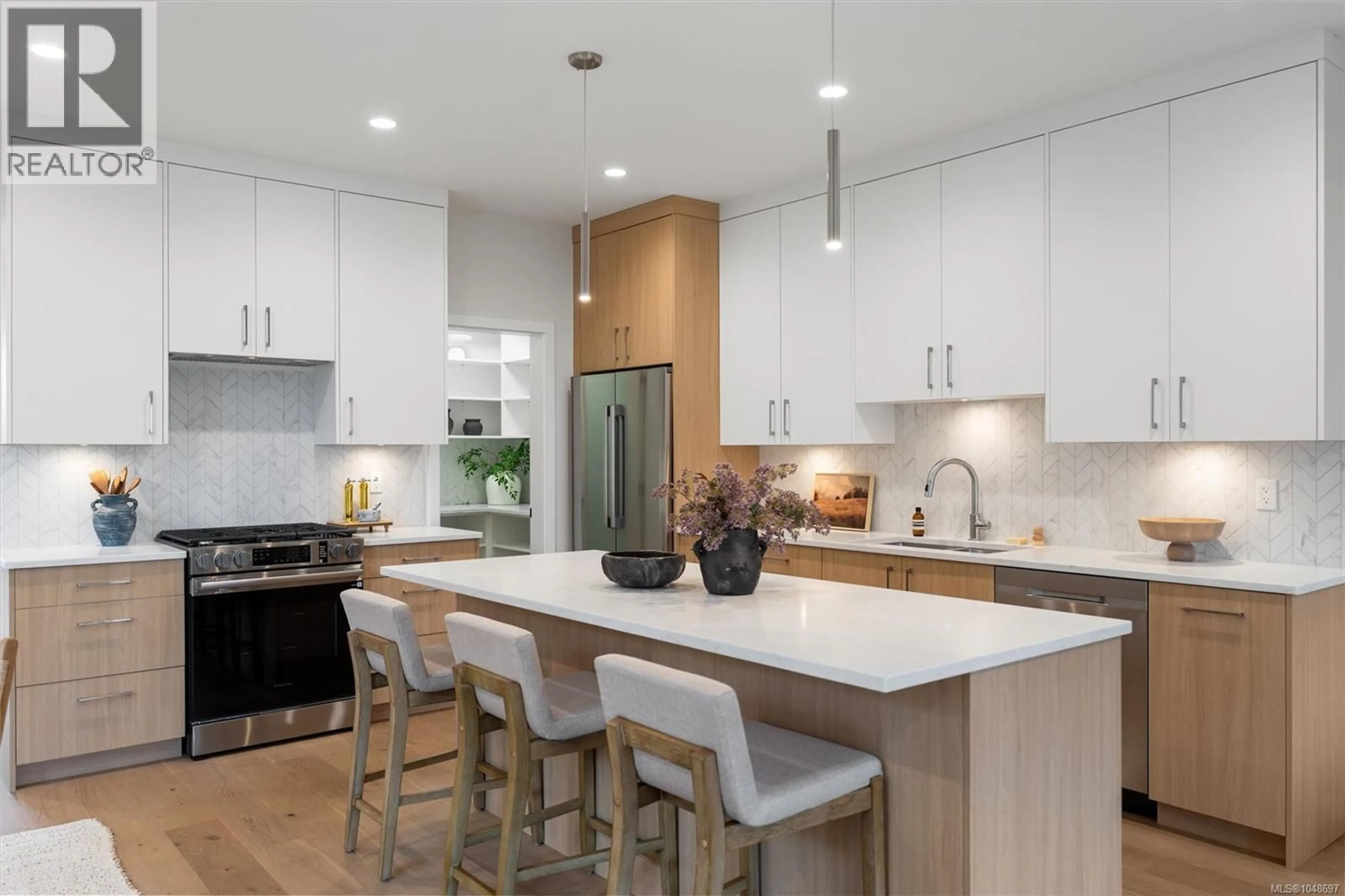 Contemporary kitchen, unknown for 3855 OLYMPIAN WAY, Colwood British Columbia V9C0R7