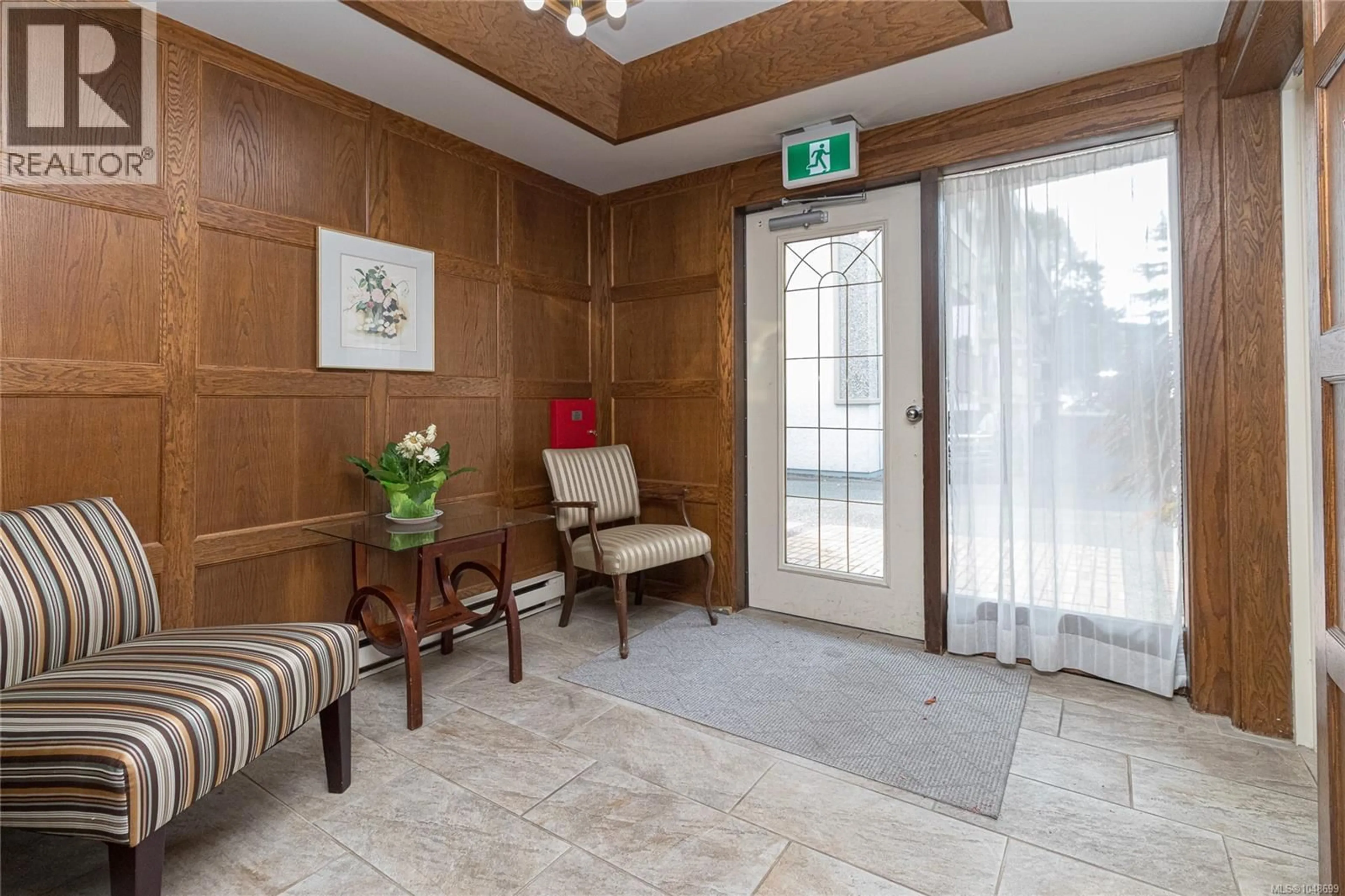 Indoor foyer for 303 - 720 VANCOUVER STREET, Victoria British Columbia V8V3V3