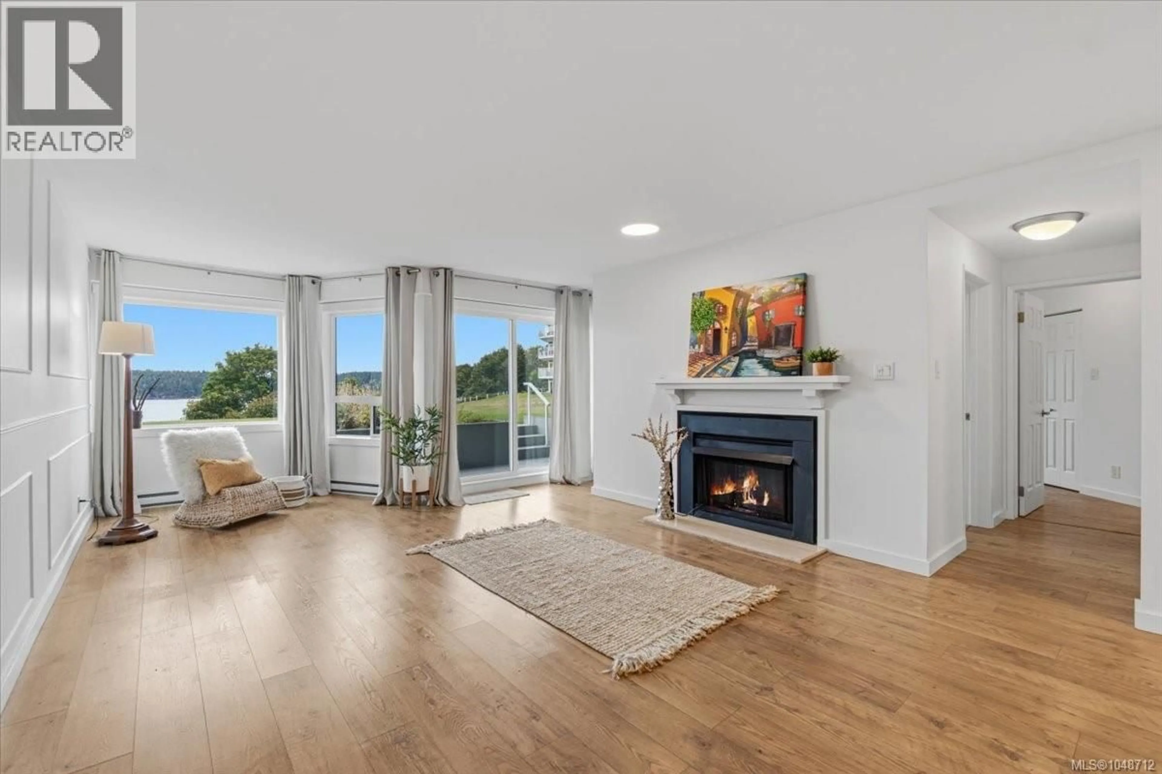 Living room with furniture, wood/laminate floor for 108 - 2562 DEPARTURE BAY ROAD, Nanaimo British Columbia V9S5P1
