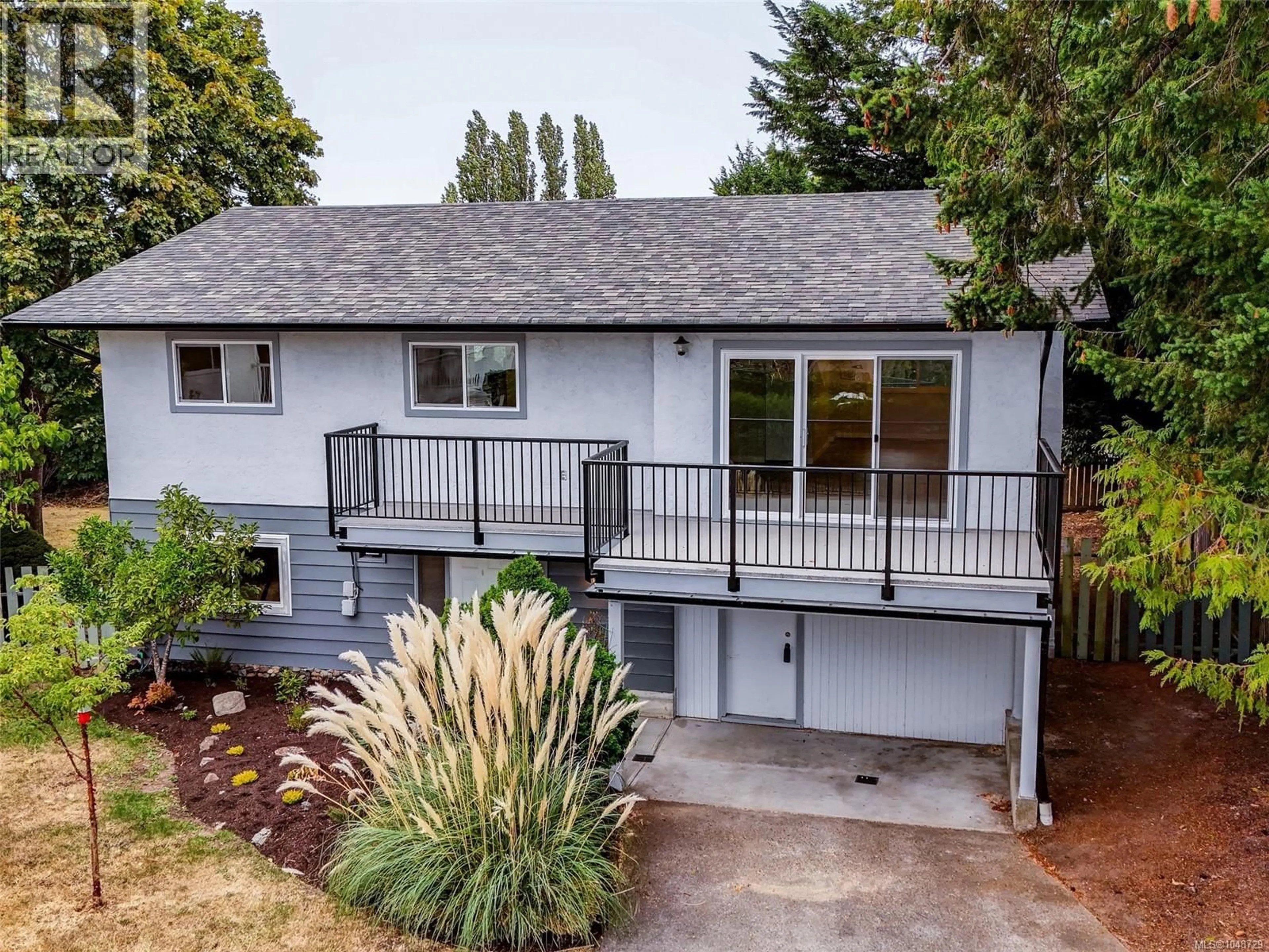 Home with vinyl exterior material, street for 4468 FAIRMONT PLACE, Saanich British Columbia V8N4R3